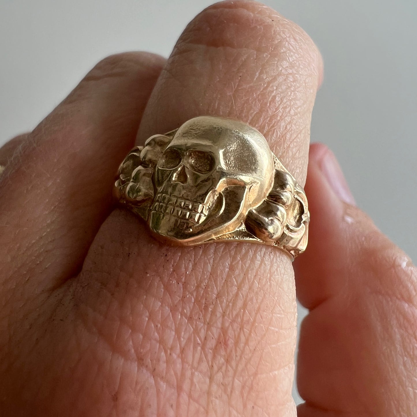 P R E - L O V E D // memento mori grin / 14k yellow gold skull ring / size 6