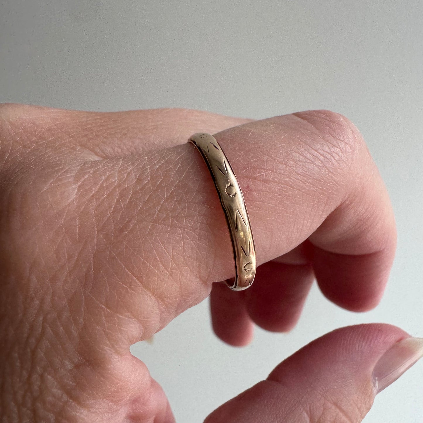 V I N T A G E // fading blooms / 10k yellow gold floral blossom patterned eternity band / size 9.75