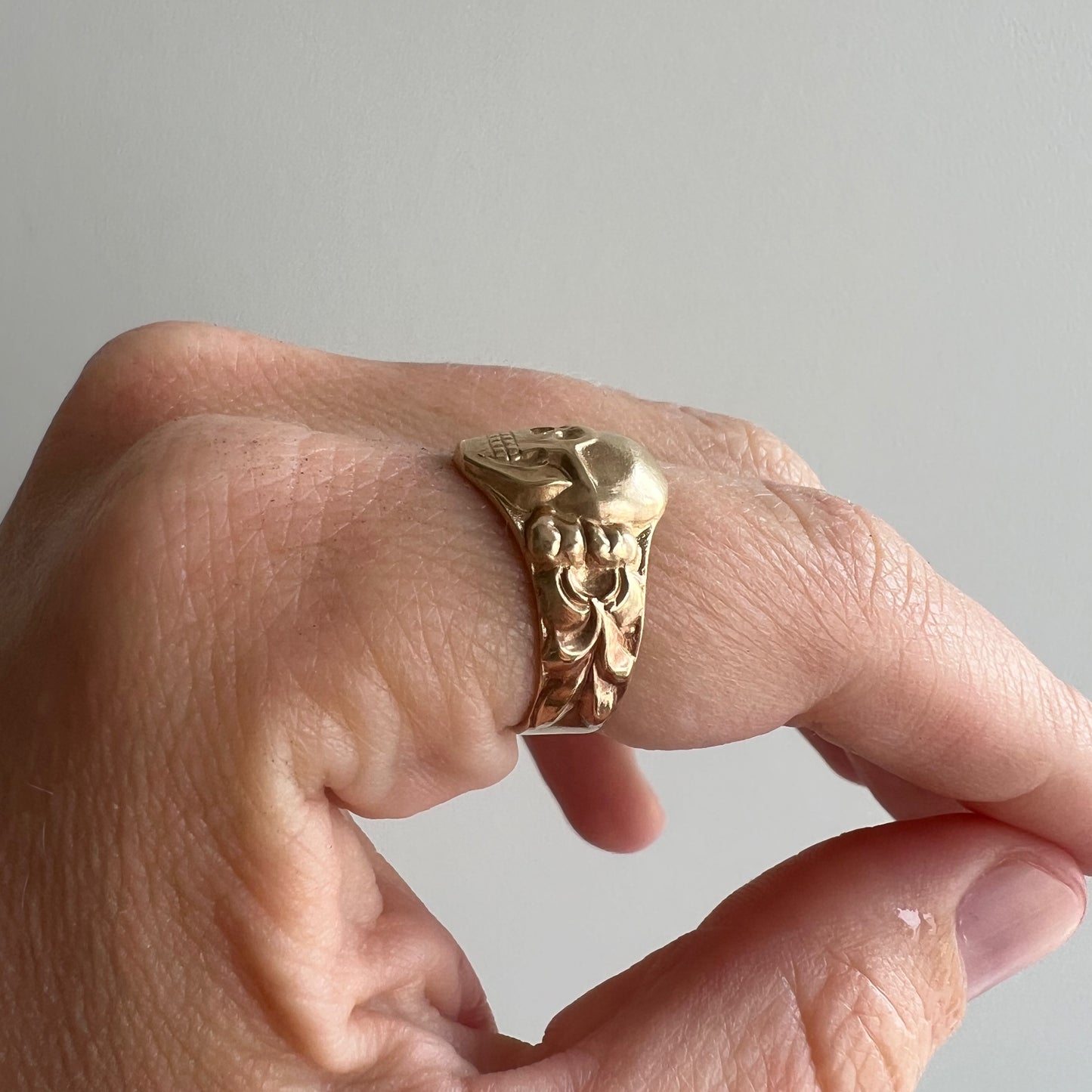 P R E - L O V E D // memento mori grin / 14k yellow gold skull ring / size 6