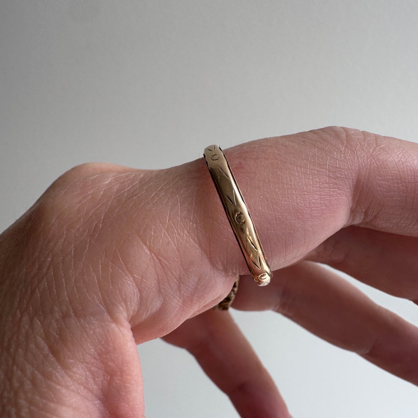 V I N T A G E // fading blooms / 10k yellow gold floral blossom patterned eternity band / size 9.75