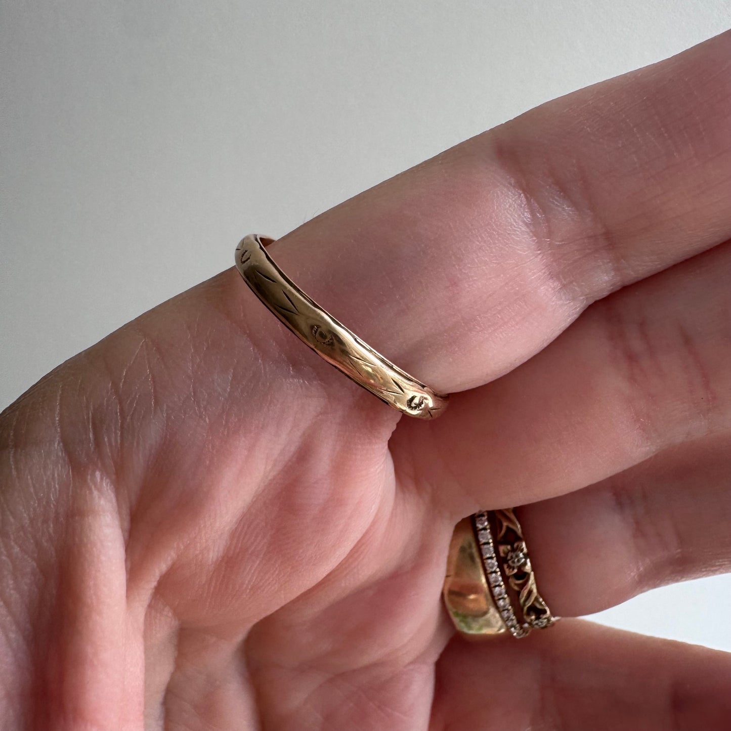 V I N T A G E // fading blooms / 10k yellow gold floral blossom patterned eternity band / size 9.75