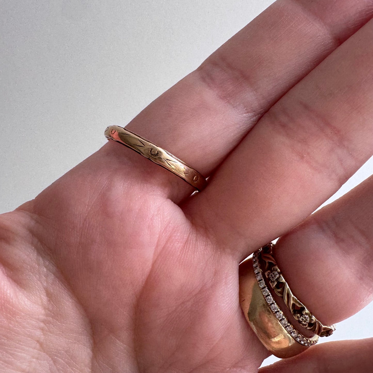 V I N T A G E // fading blooms / 10k yellow gold floral blossom patterned eternity band / size 9.75