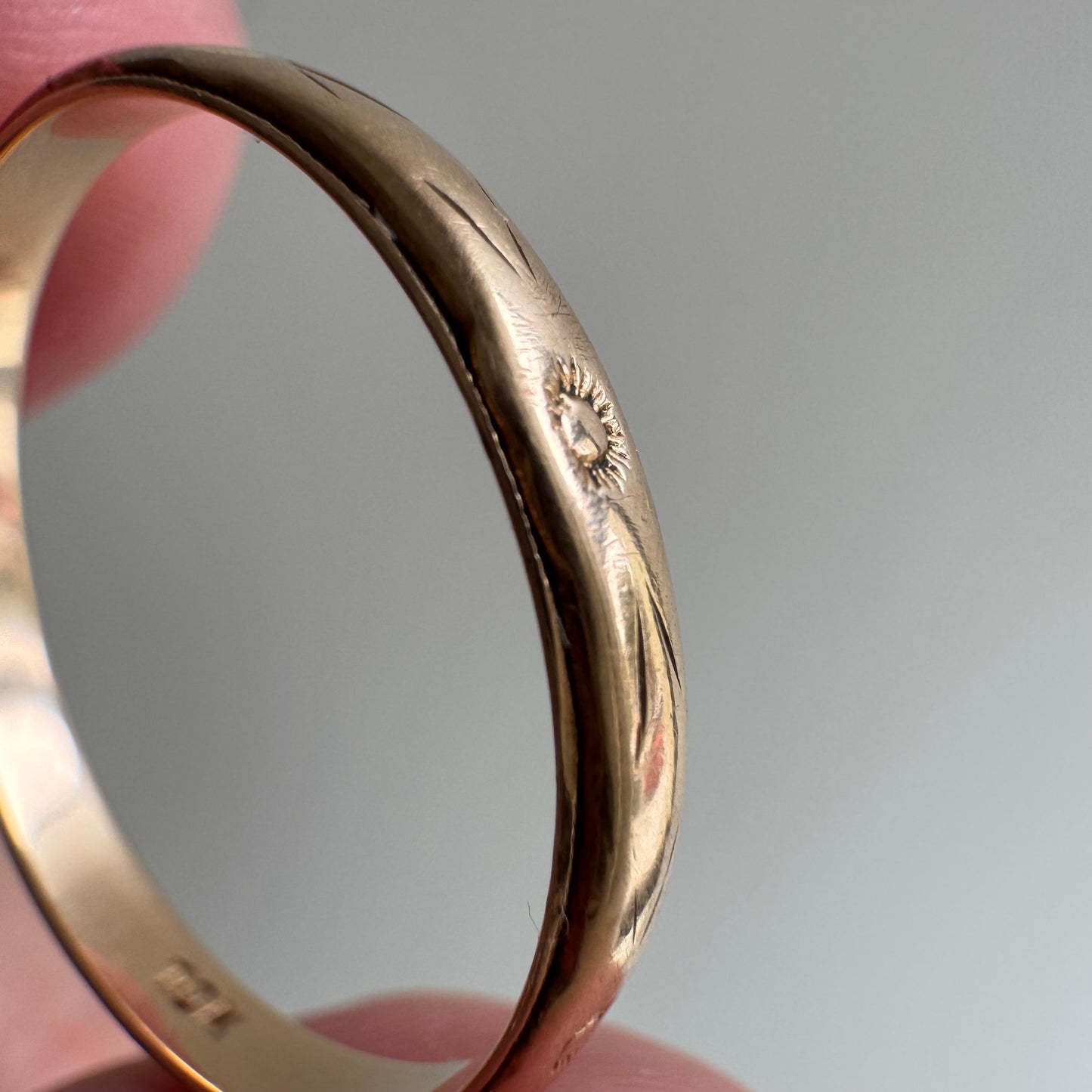 V I N T A G E // fading blooms / 10k yellow gold floral blossom patterned eternity band / size 9.75