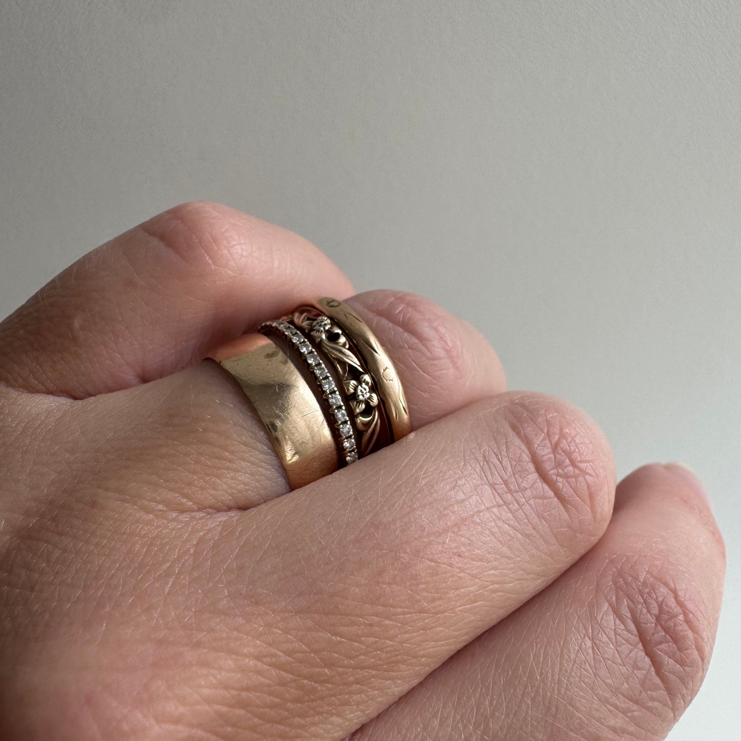 V I N T A G E // fading blooms / 10k yellow gold floral blossom patterned eternity band / size 9.75