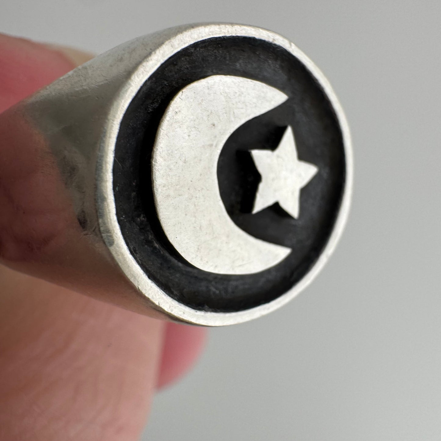 V I N T A G E // waxing or waning crescent / sterling silver chunky round crescent and star signet / size 11.25