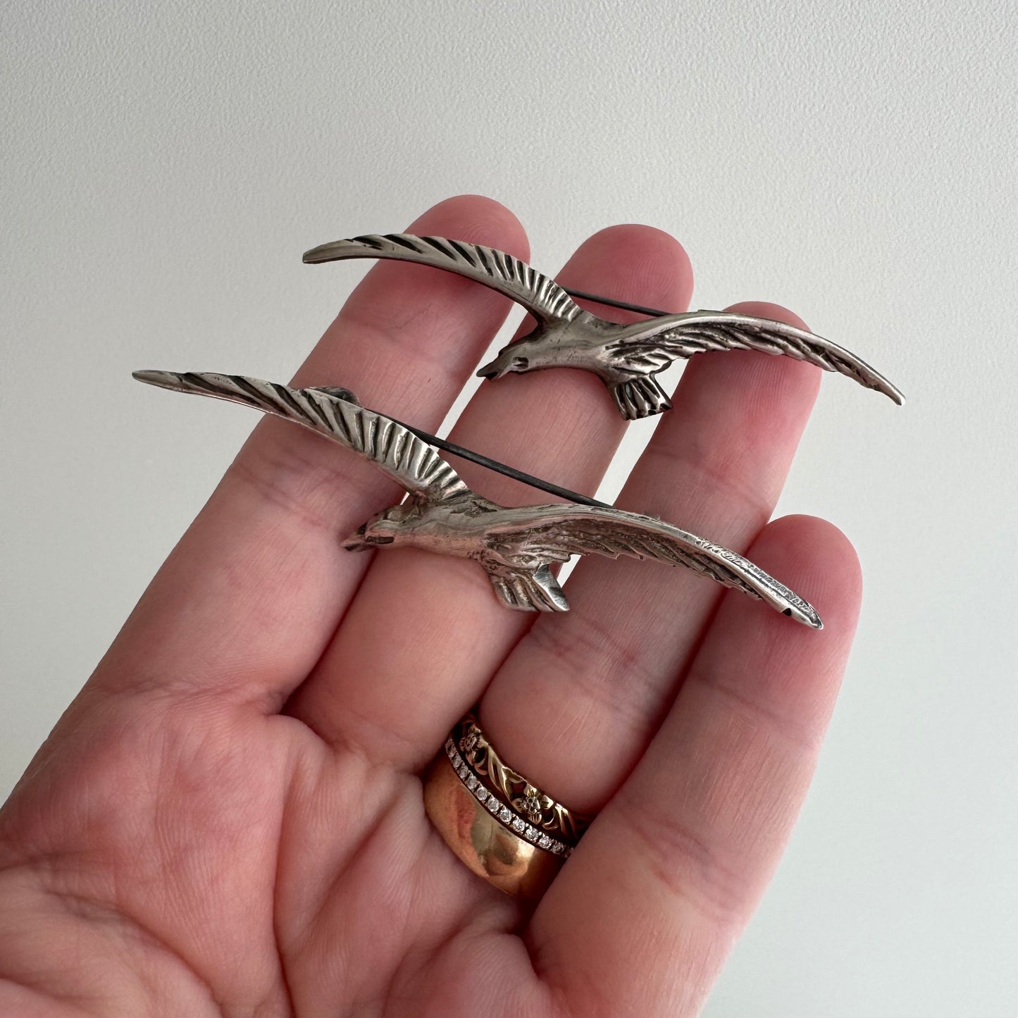 V I N T A G E // feathered friends / almost pair of birds in flight / brooches