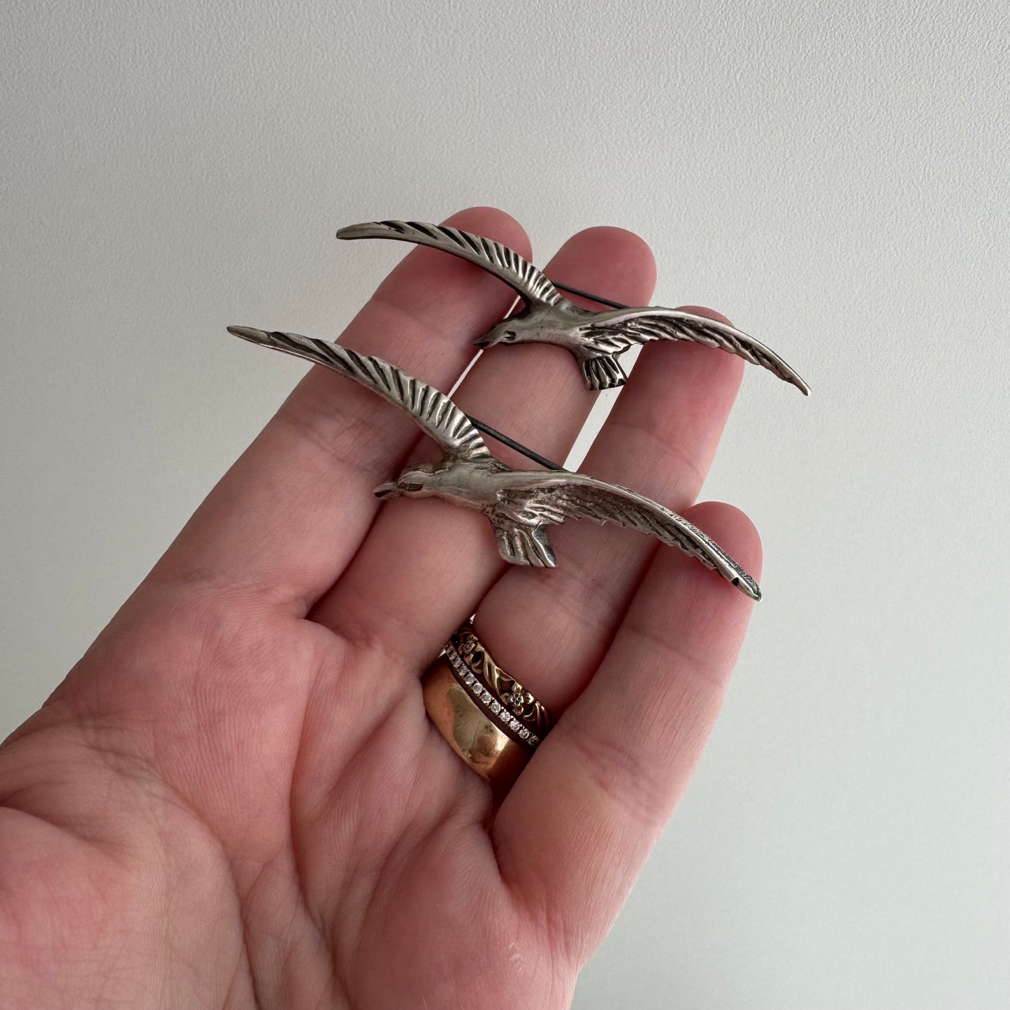 V I N T A G E // feathered friends / almost pair of birds in flight / brooches