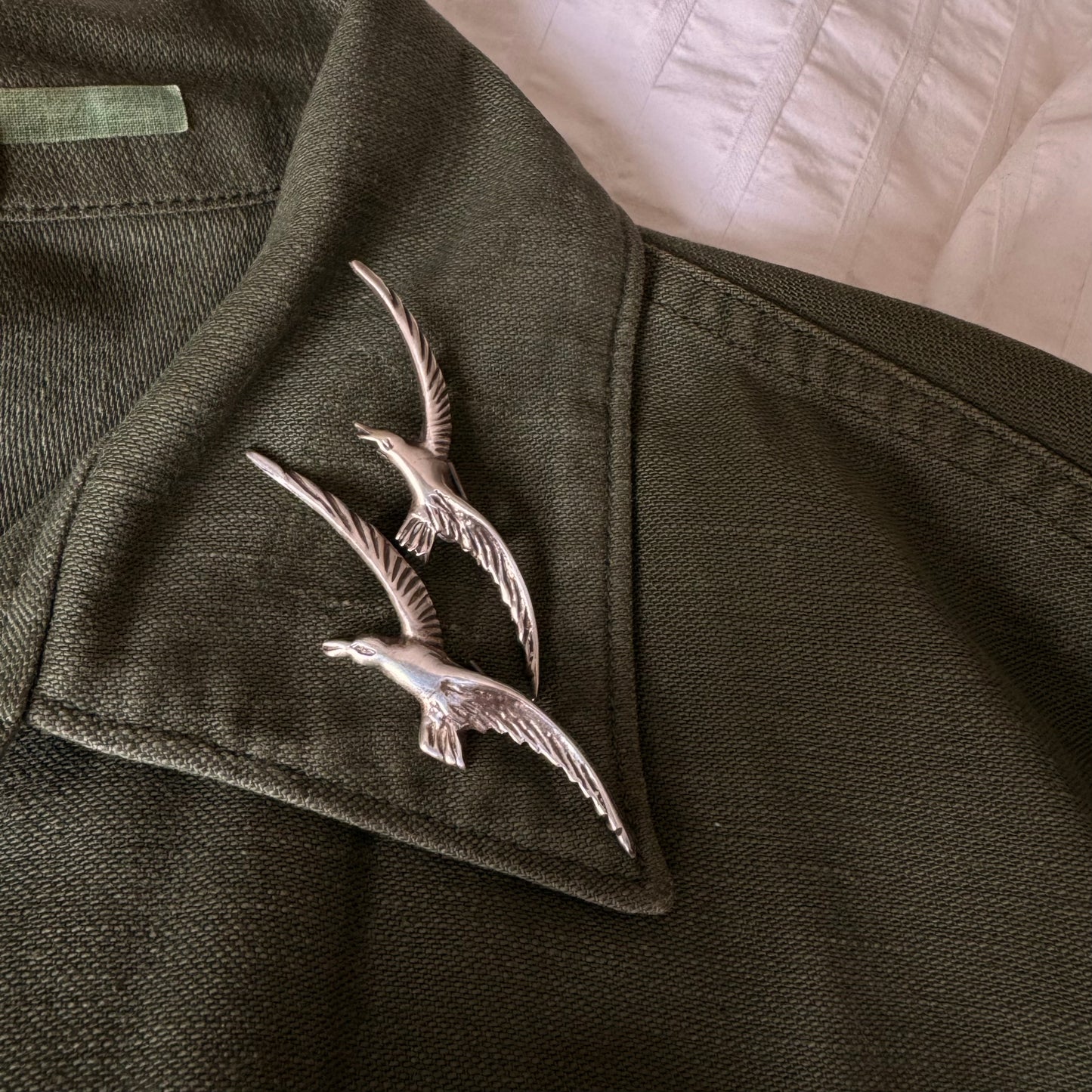 V I N T A G E // feathered friends / almost pair of birds in flight / brooches