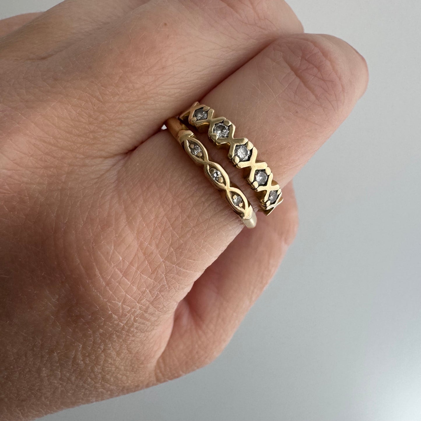 V I N T A G E // XOXOXOXOXOX / 14k yellow gold five stone diamond stacking band / size 6.25