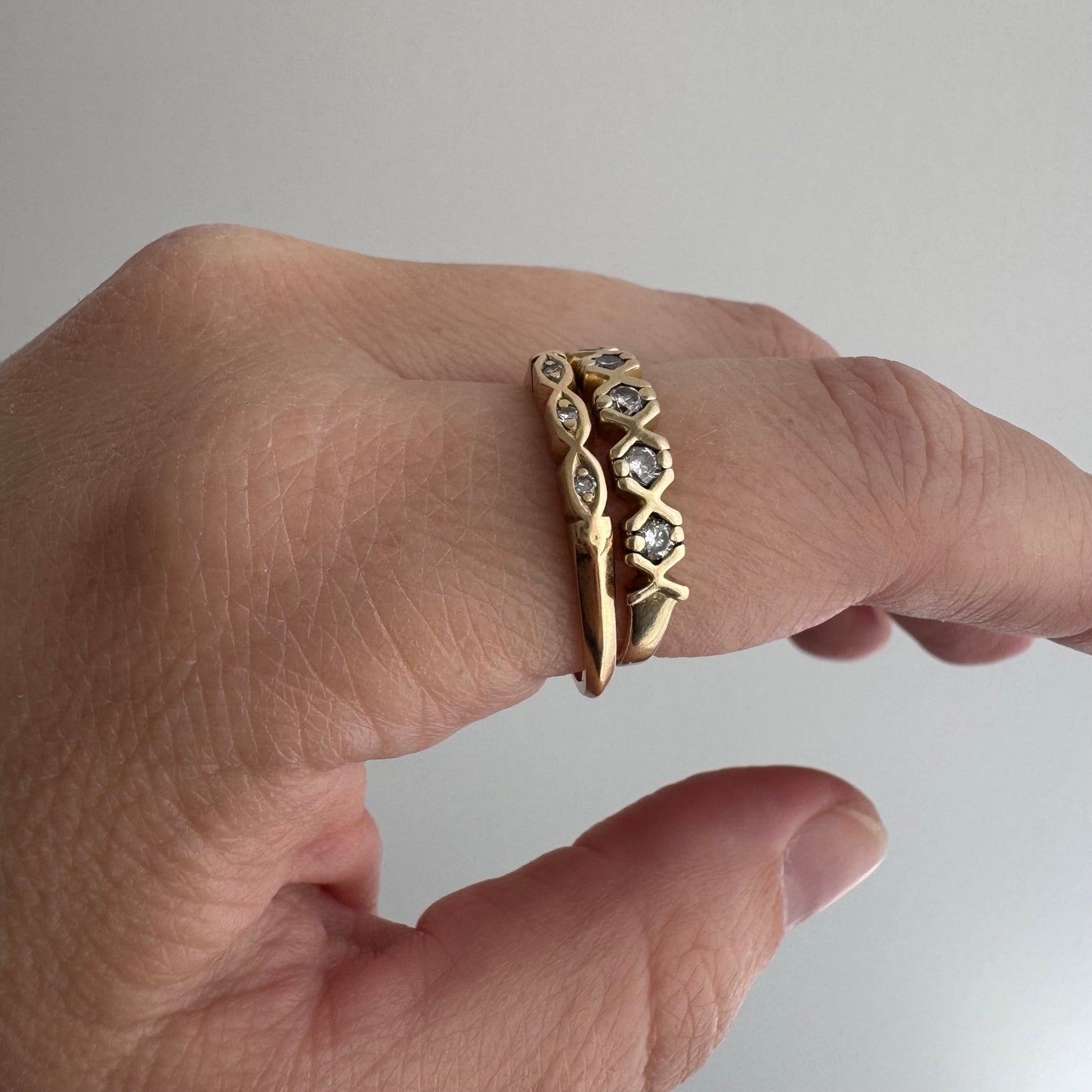 V I N T A G E // XOXOXOXOXOX / 14k yellow gold five stone diamond stacking band / size 6.25