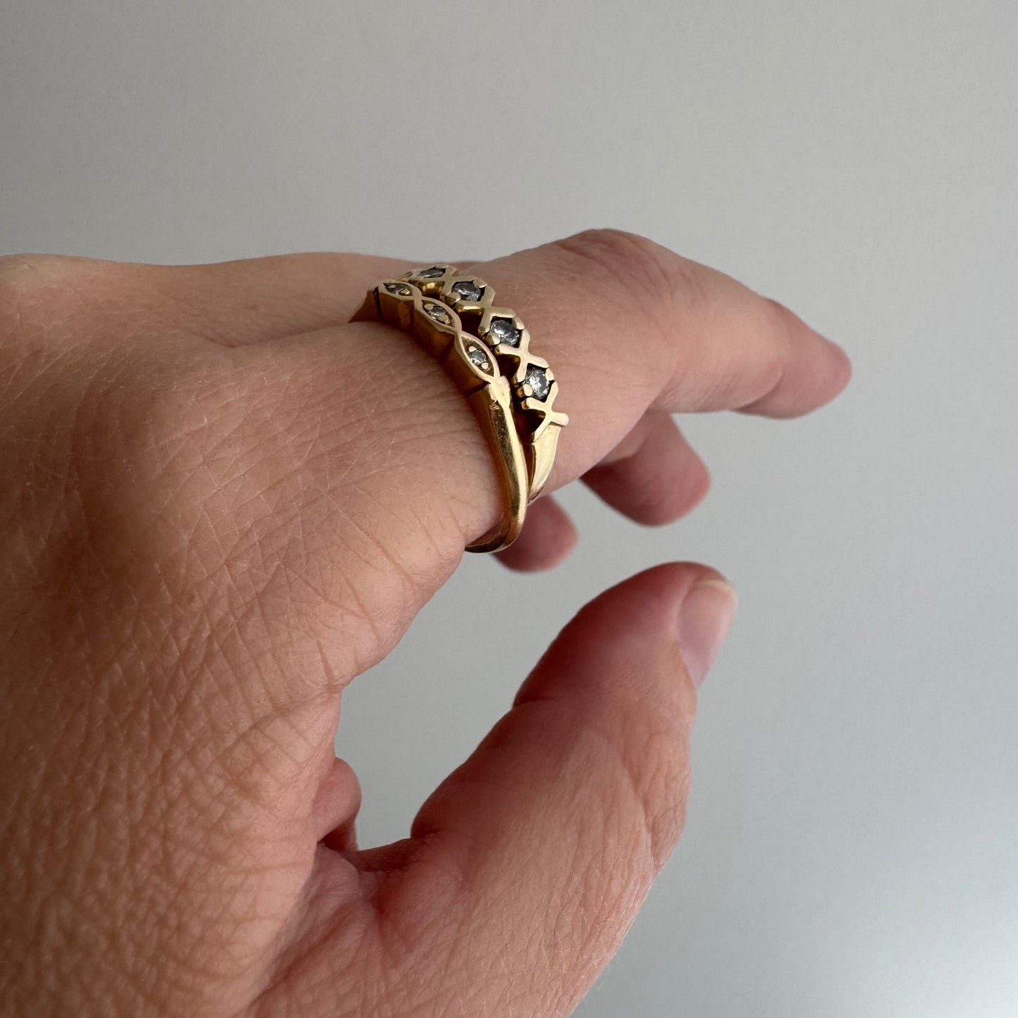 V I N T A G E // XOXOXOXOXOX / 14k yellow gold five stone diamond stacking band / size 6.25