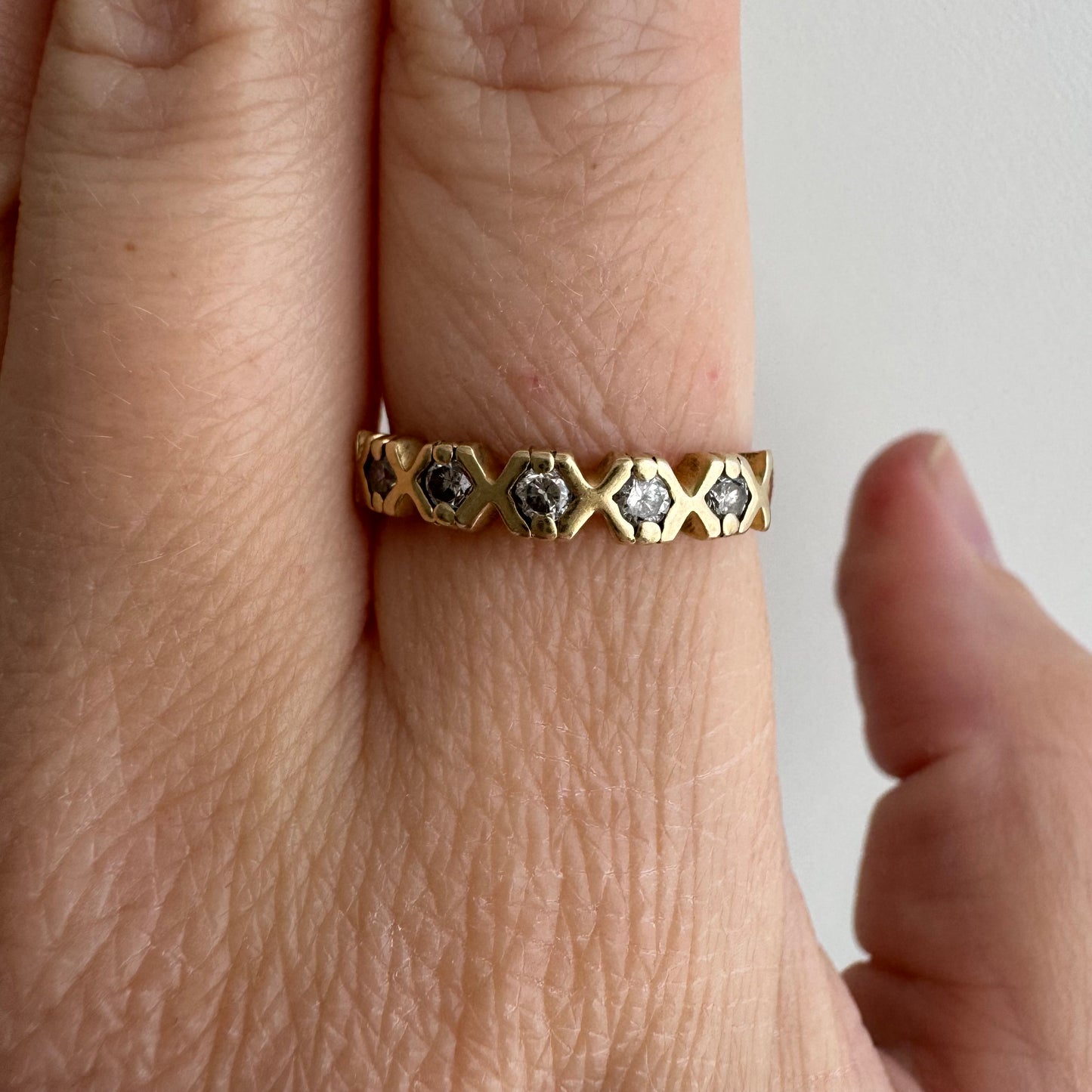 V I N T A G E // XOXOXOXOXOX / 14k yellow gold five stone diamond stacking band / size 6.25