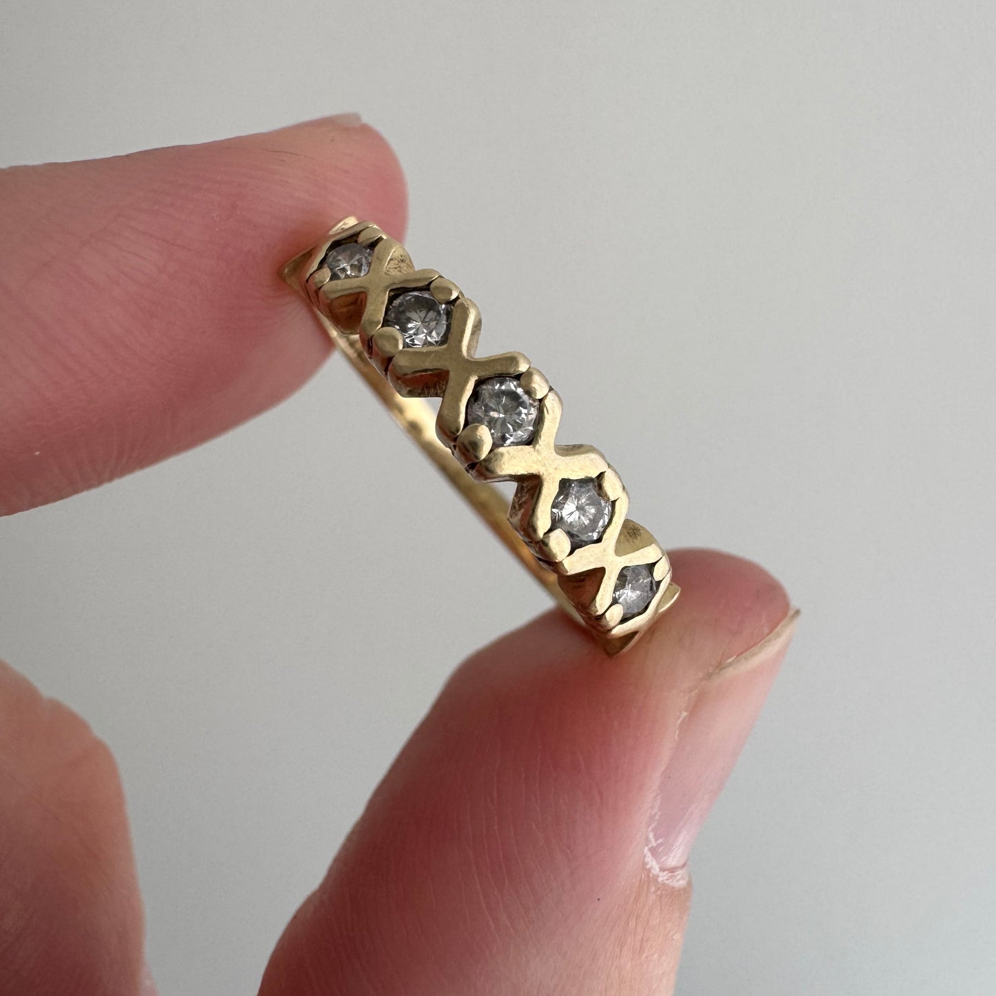 V I N T A G E // XOXOXOXOXOX / 14k yellow gold five stone diamond stacking band / size 6.25
