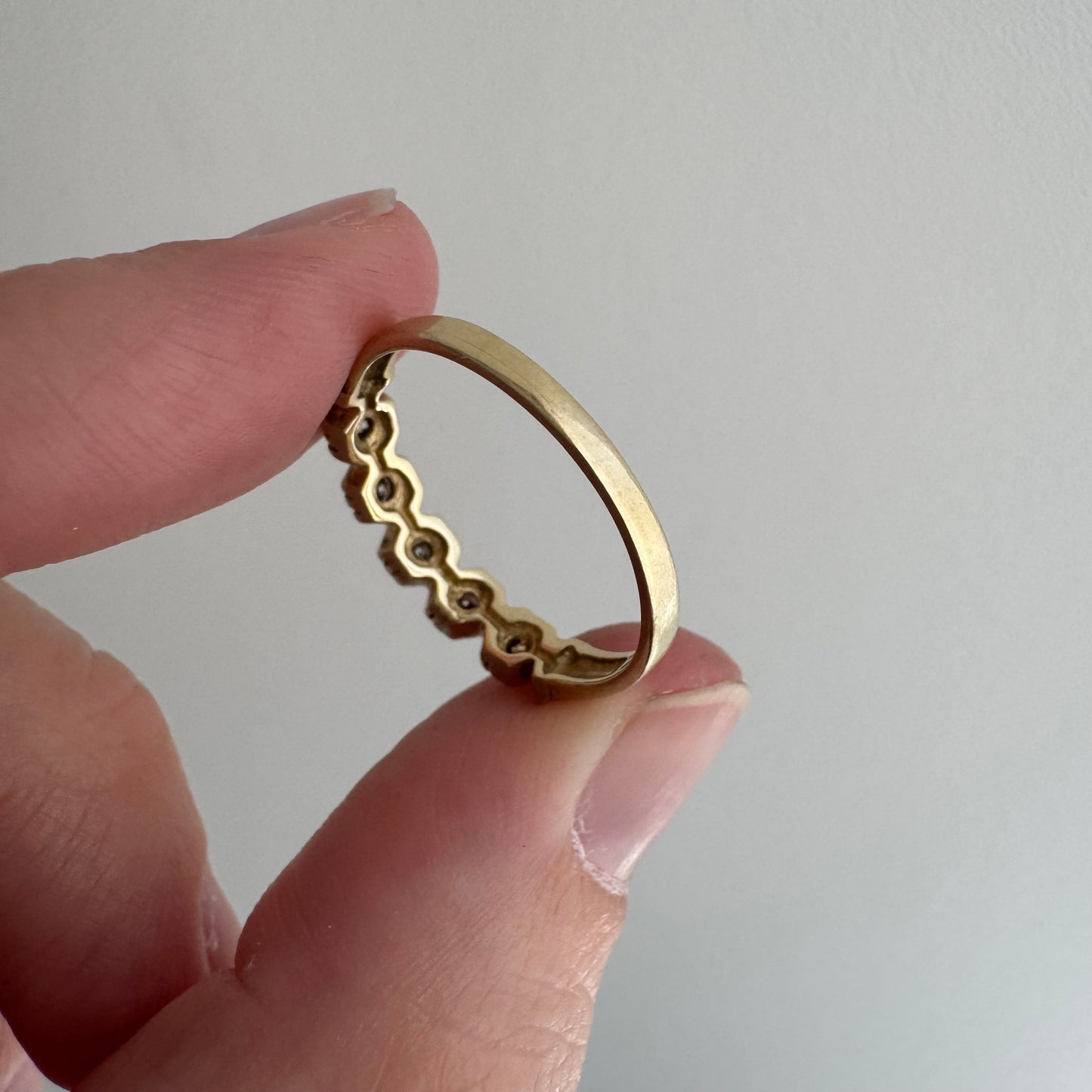 V I N T A G E // XOXOXOXOXOX / 14k yellow gold five stone diamond stacking band / size 6.25