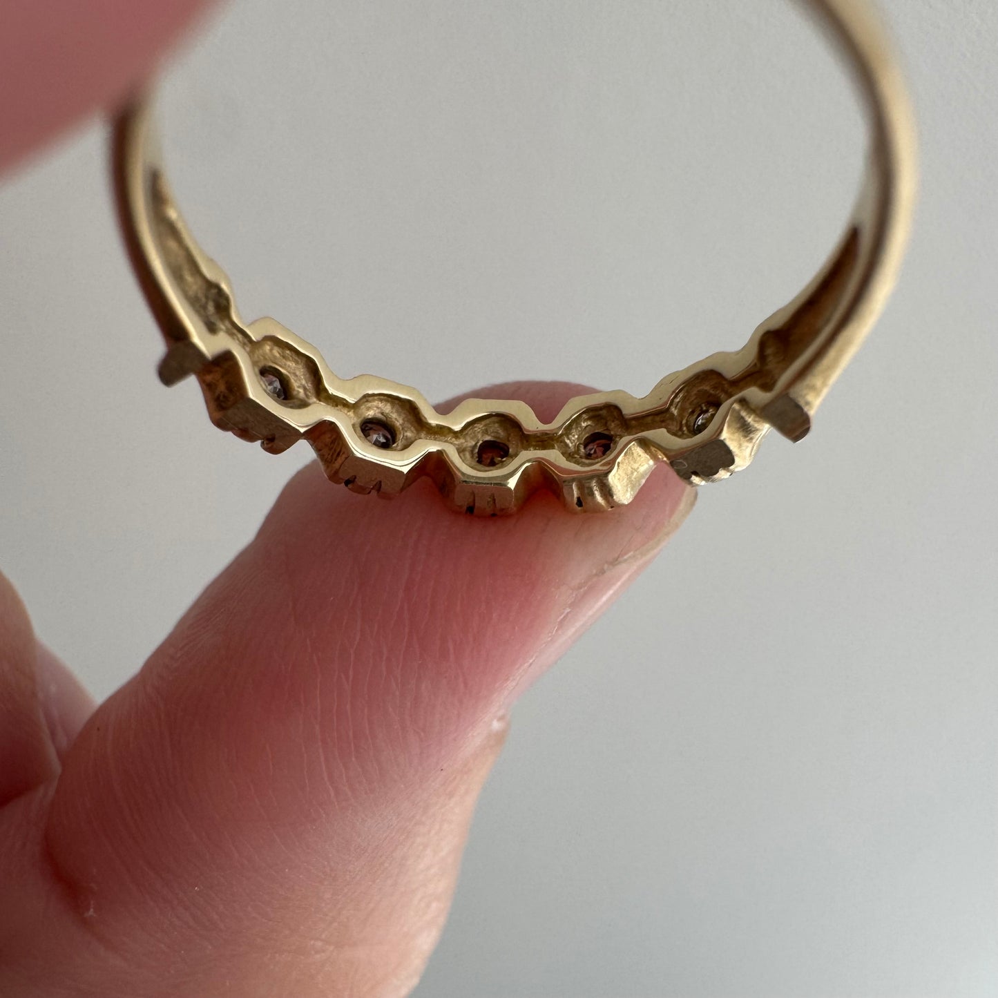 V I N T A G E // XOXOXOXOXOX / 14k yellow gold five stone diamond stacking band / size 6.25