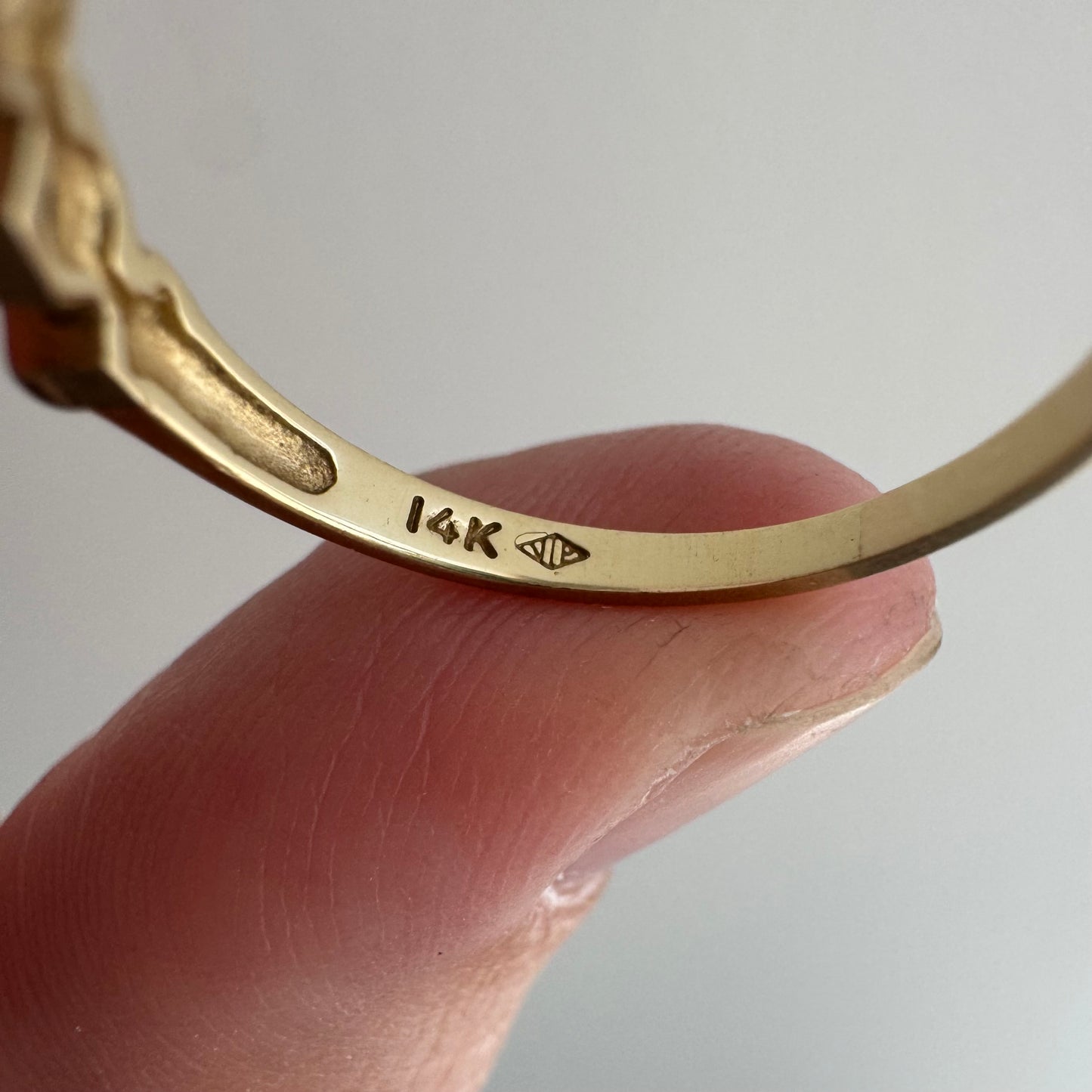 V I N T A G E // XOXOXOXOXOX / 14k yellow gold five stone diamond stacking band / size 6.25