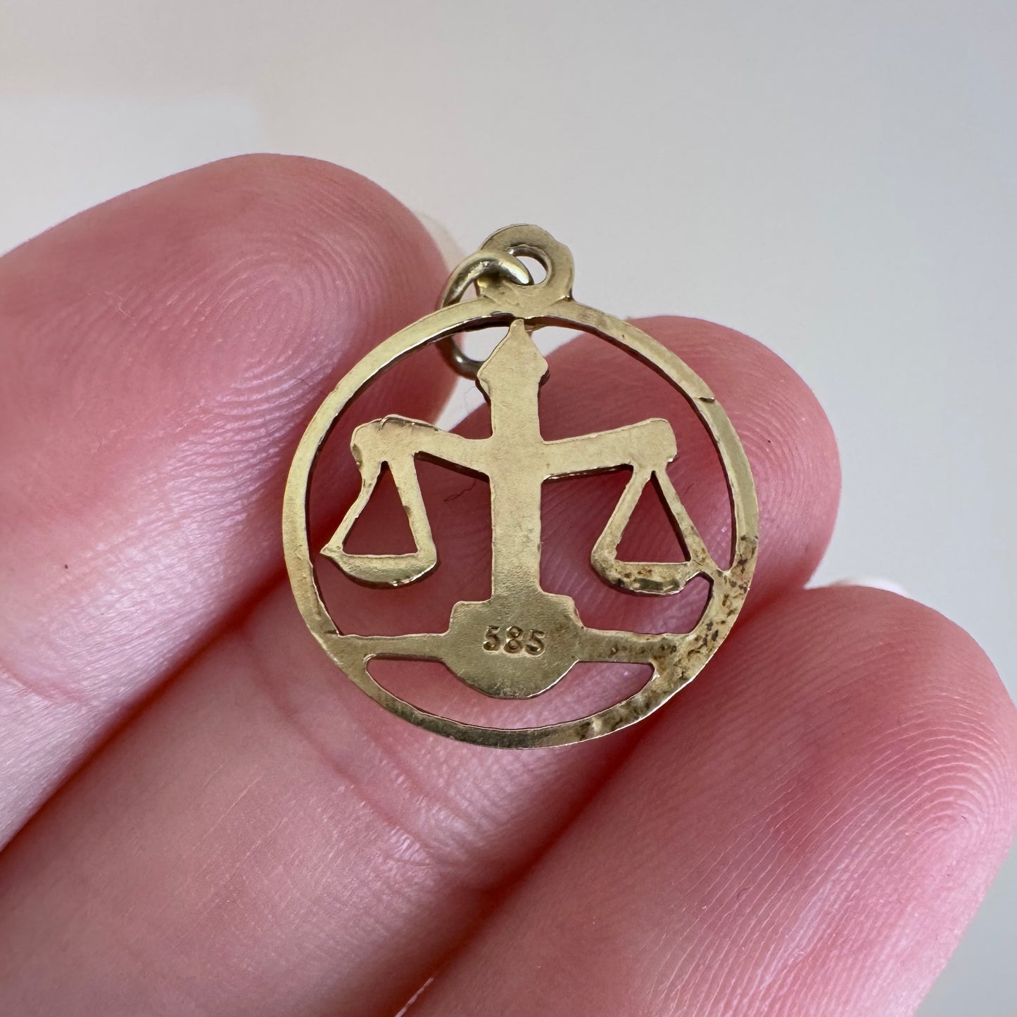 V I N T A G E // scales of justice / 14k yellow gold mid century Libra zodiac / a pendant