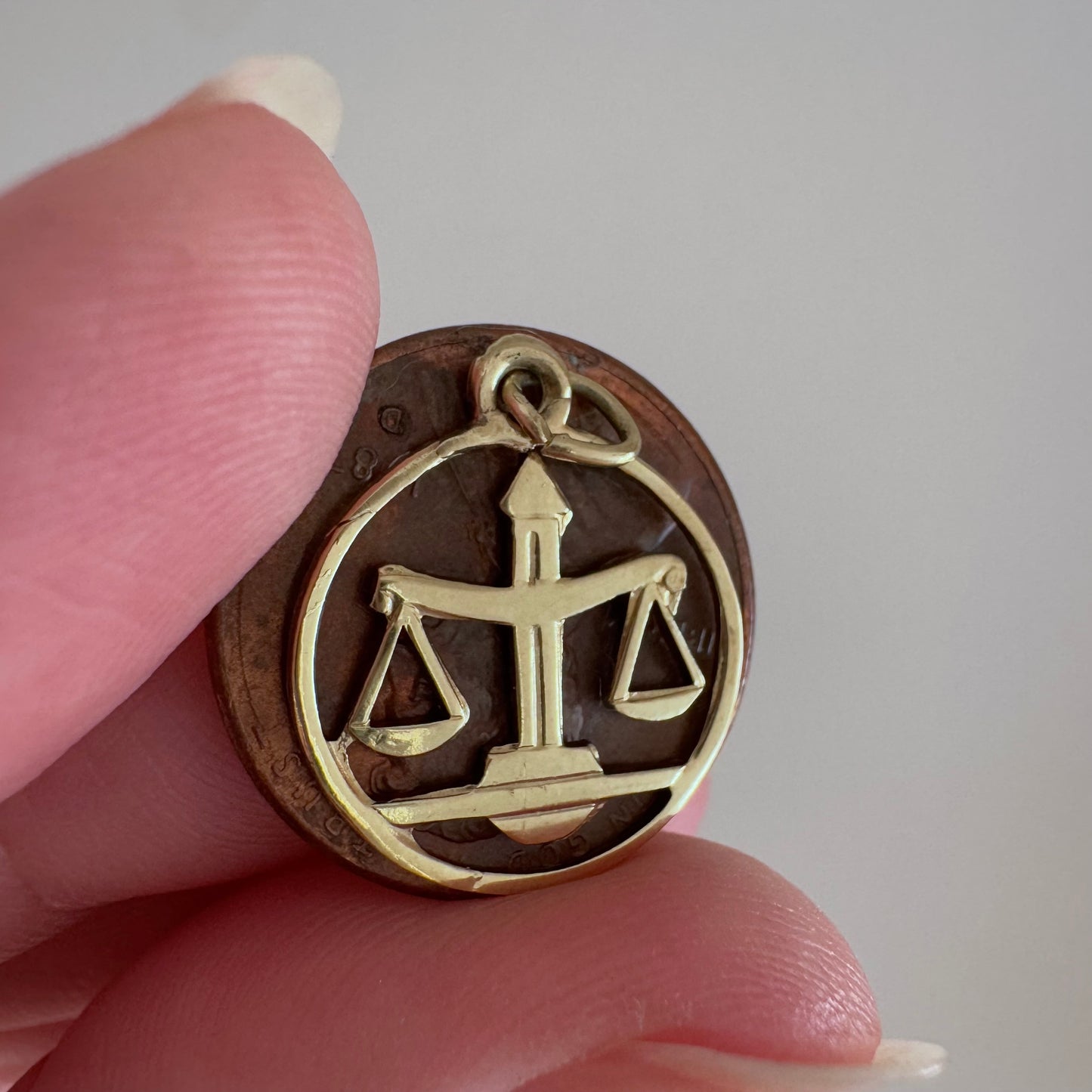 V I N T A G E // scales of justice / 14k yellow gold mid century Libra zodiac / a pendant