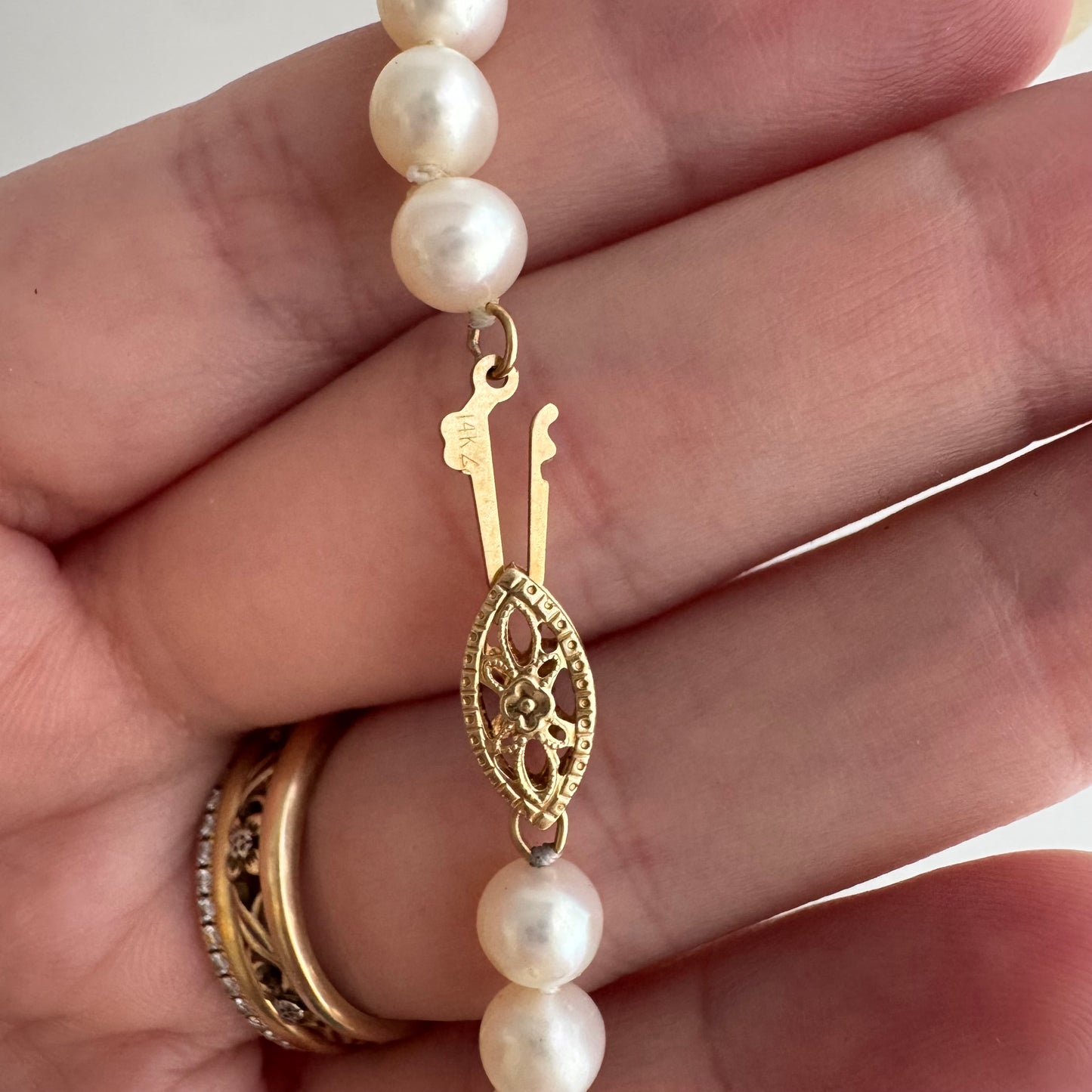 V I N T A G E // classic pearls / 14k clasp and off white pearl knotted strand necklace / 16.5", ~16.2g
