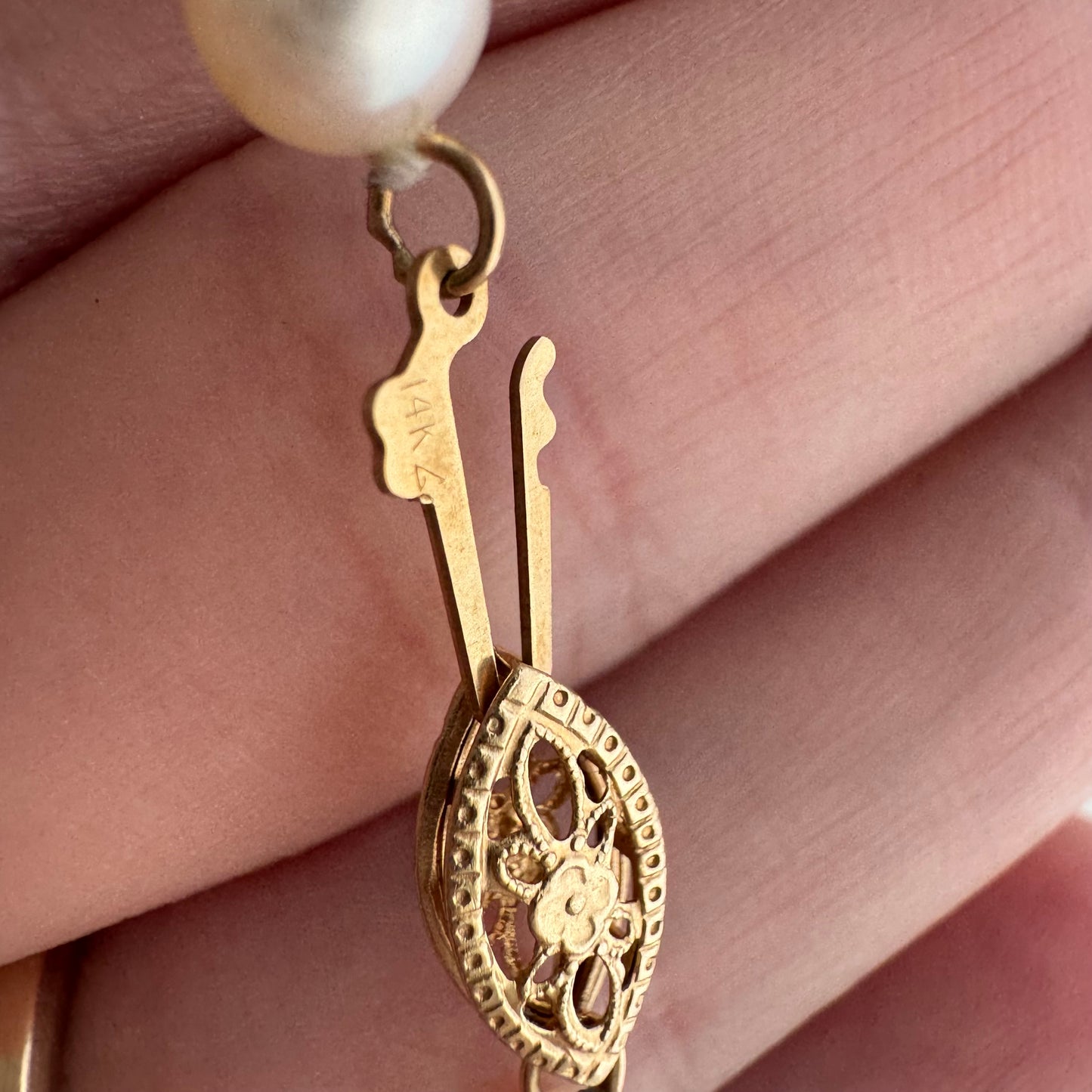 V I N T A G E // classic pearls / 14k clasp and off white pearl knotted strand necklace / 16.5", ~16.2g