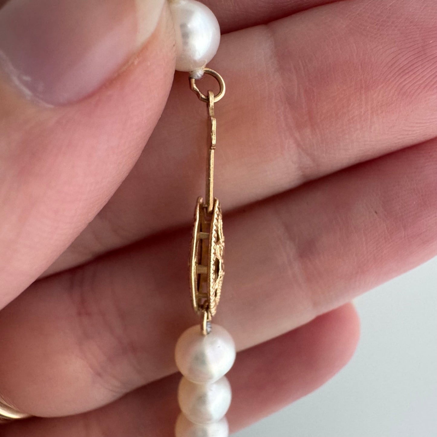 V I N T A G E // classic pearls / 14k clasp and off white pearl knotted strand necklace / 16.5", ~16.2g