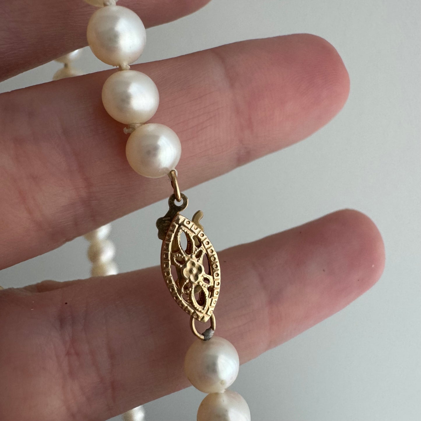 V I N T A G E // classic pearls / 14k clasp and off white pearl knotted strand necklace / 16.5", ~16.2g