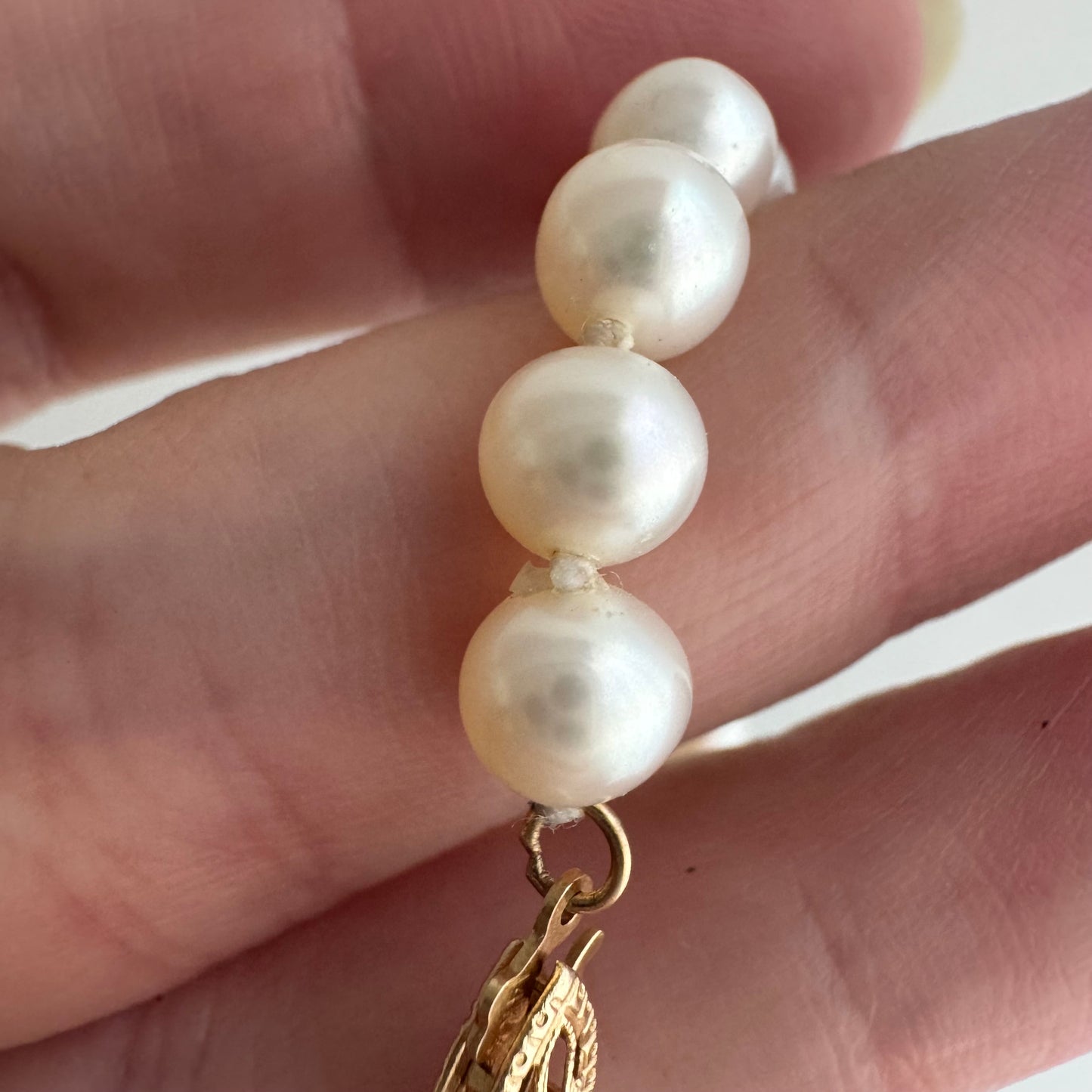 V I N T A G E // classic pearls / 14k clasp and off white pearl knotted strand necklace / 16.5", ~16.2g