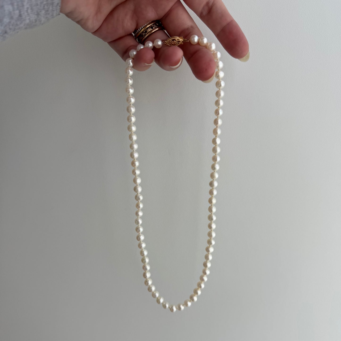 V I N T A G E // classic pearls / 14k clasp and off white pearl knotted strand necklace / 16.5", ~16.2g