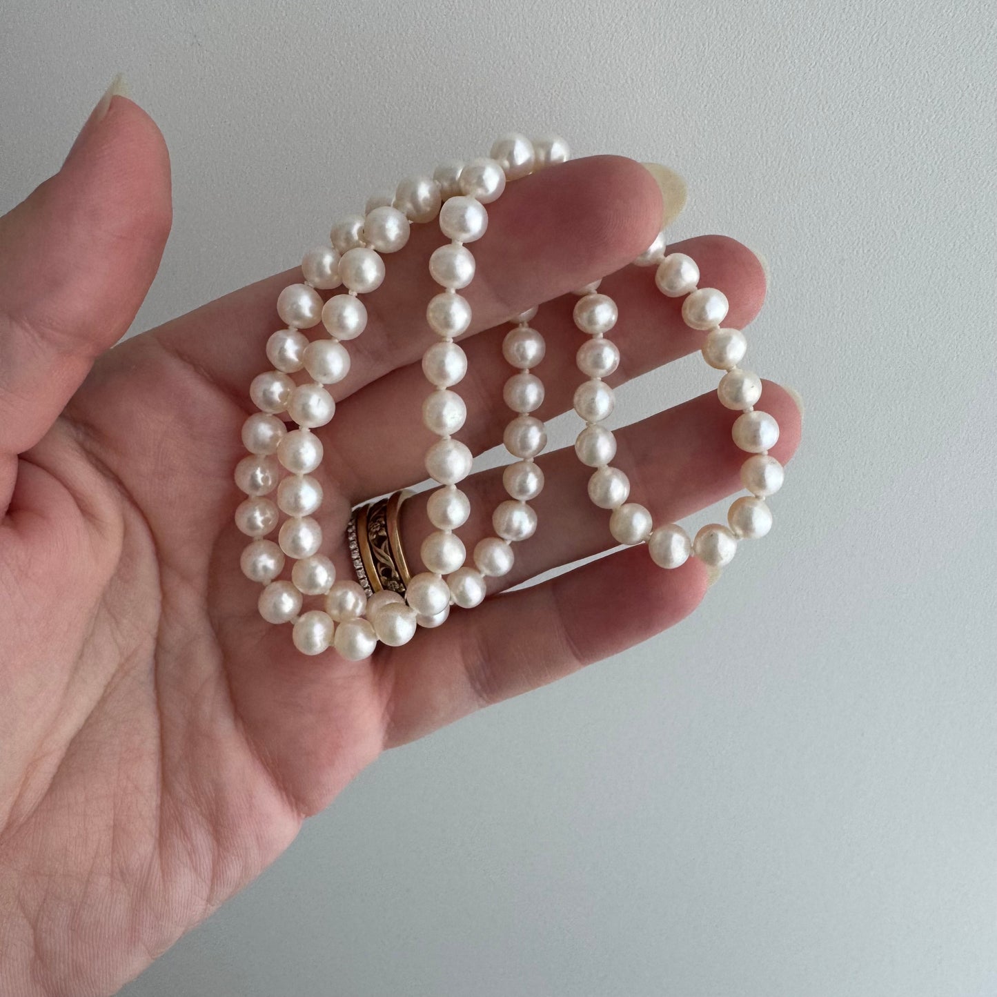 V I N T A G E // classic pearls / 14k clasp and off white pearl knotted strand necklace / 16.5", ~16.2g