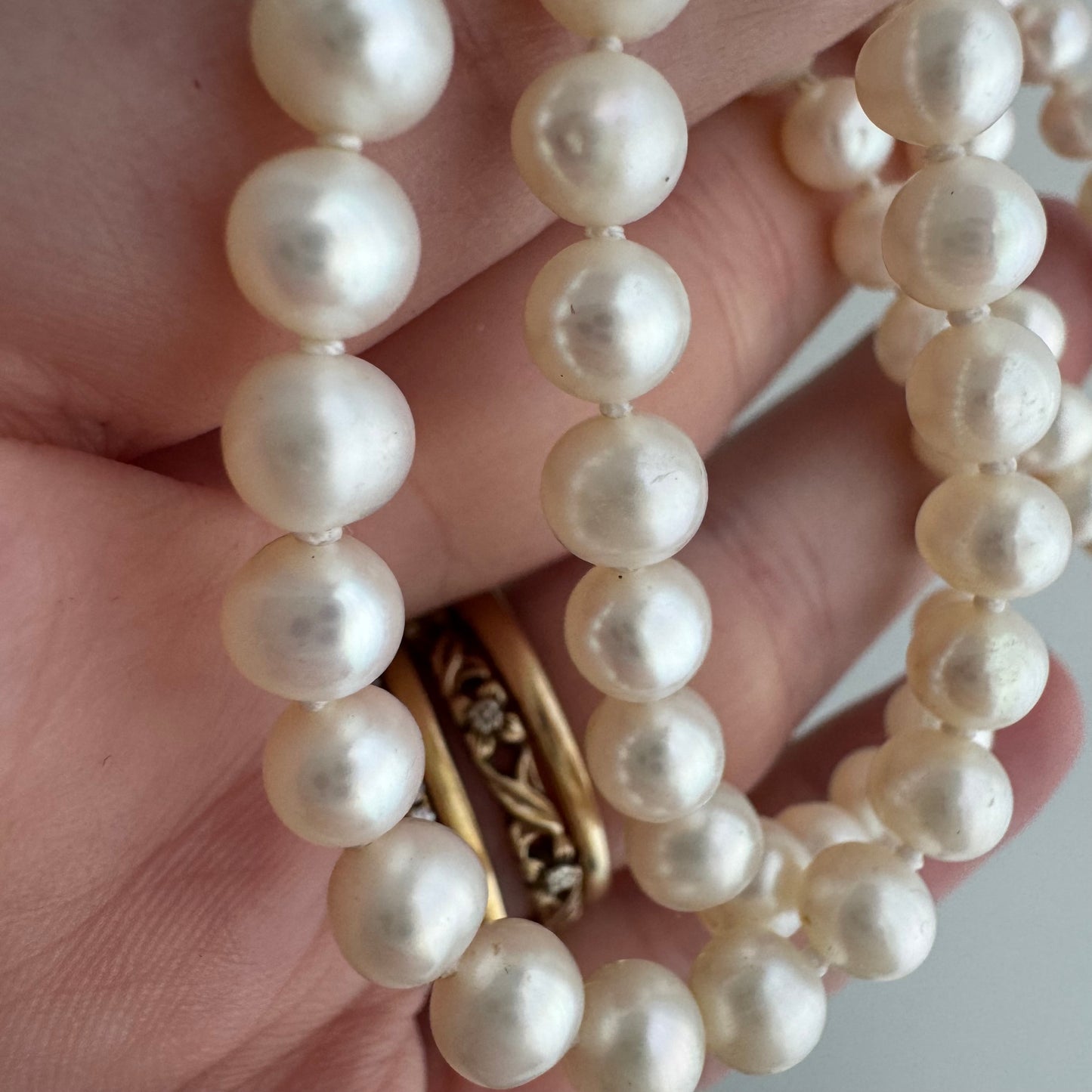 V I N T A G E // classic pearls / 14k clasp and off white pearl knotted strand necklace / 16.5", ~16.2g