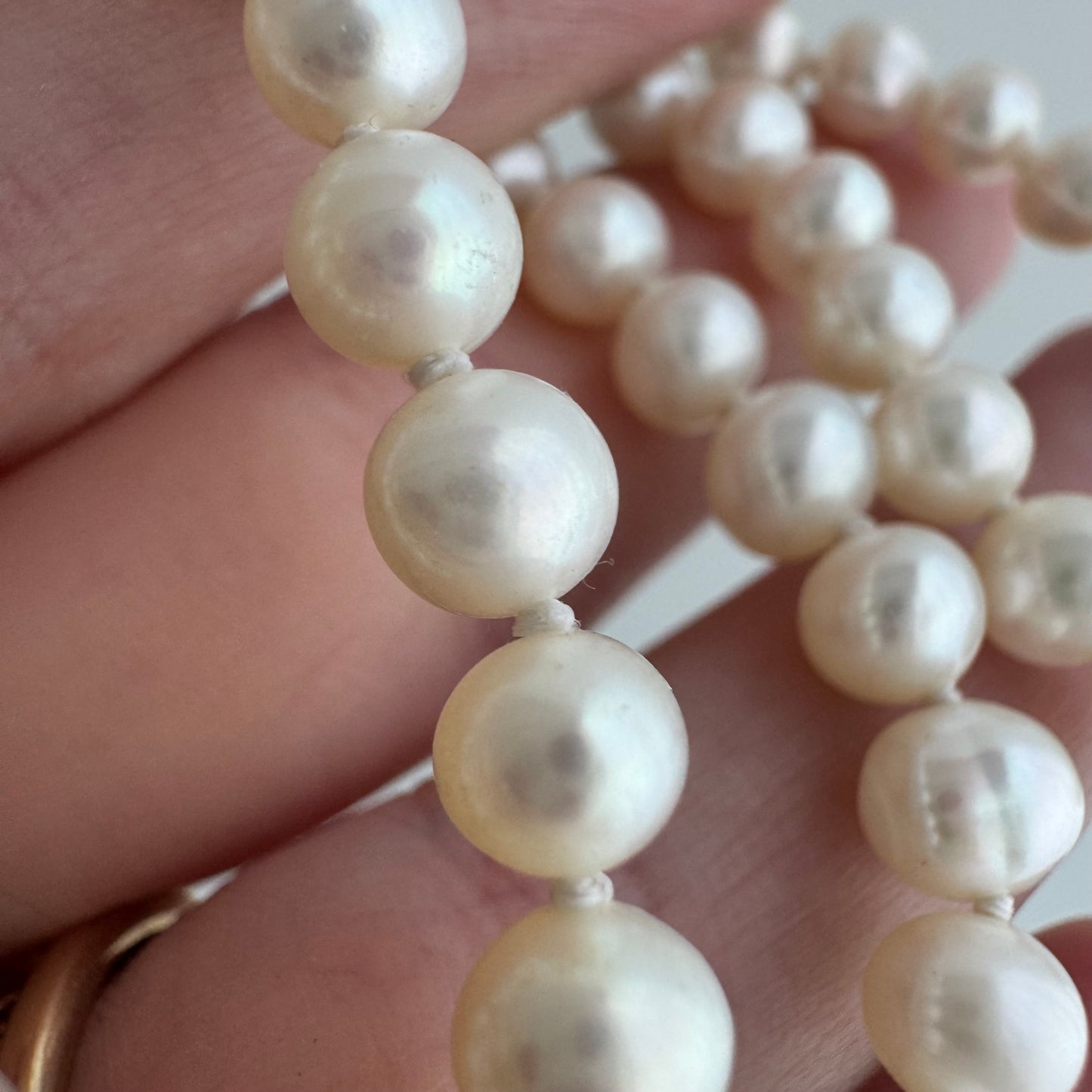 V I N T A G E // classic pearls / 14k clasp and off white pearl knotted strand necklace / 16.5", ~16.2g
