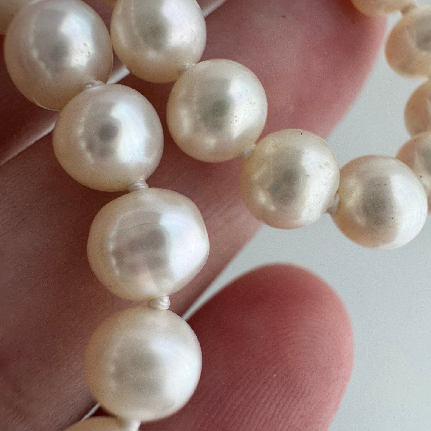 V I N T A G E // classic pearls / 14k clasp and off white pearl knotted strand necklace / 16.5", ~16.2g