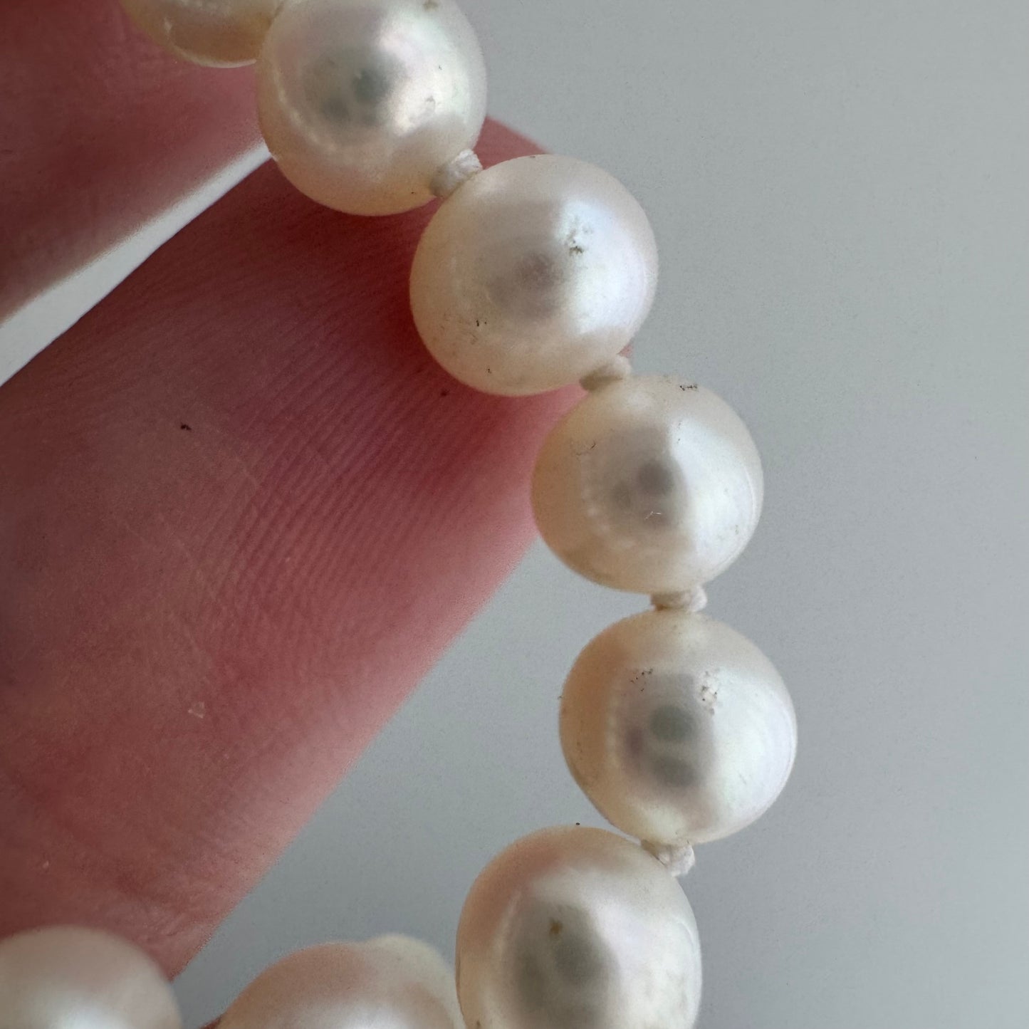 V I N T A G E // classic pearls / 14k clasp and off white pearl knotted strand necklace / 16.5", ~16.2g