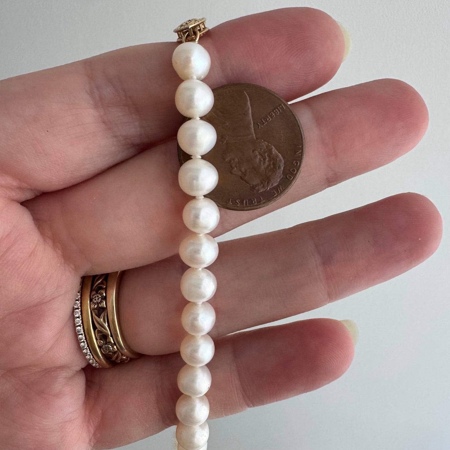 V I N T A G E // classic pearls / 14k clasp and off white pearl knotted strand necklace / 16.5", ~16.2g