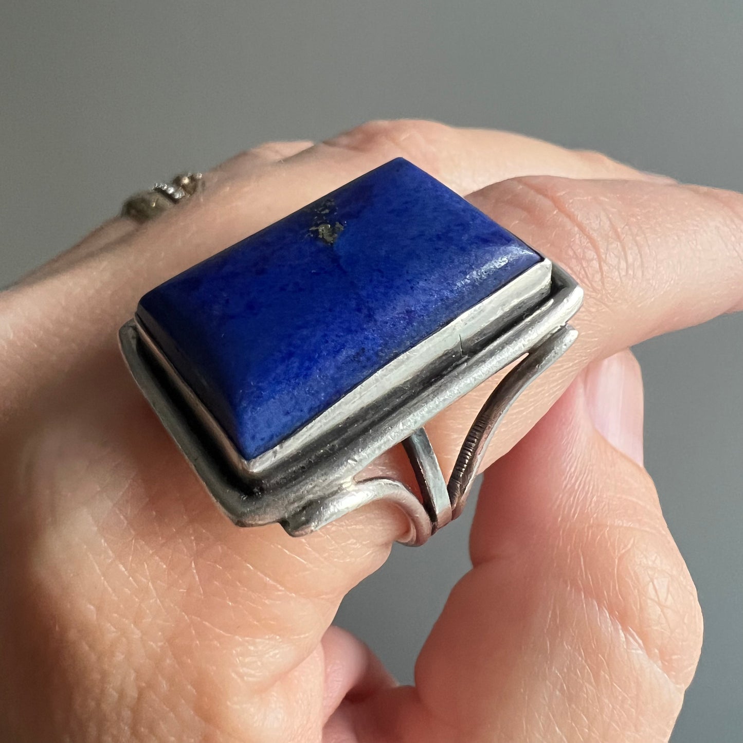 V I N T A G E // midnight solstice skies / sterling silver and lapis ring / size 8-8.25