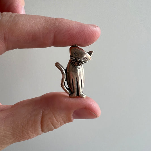 V I N T A G E // inquisitive kitty / sterling silver cat pendant