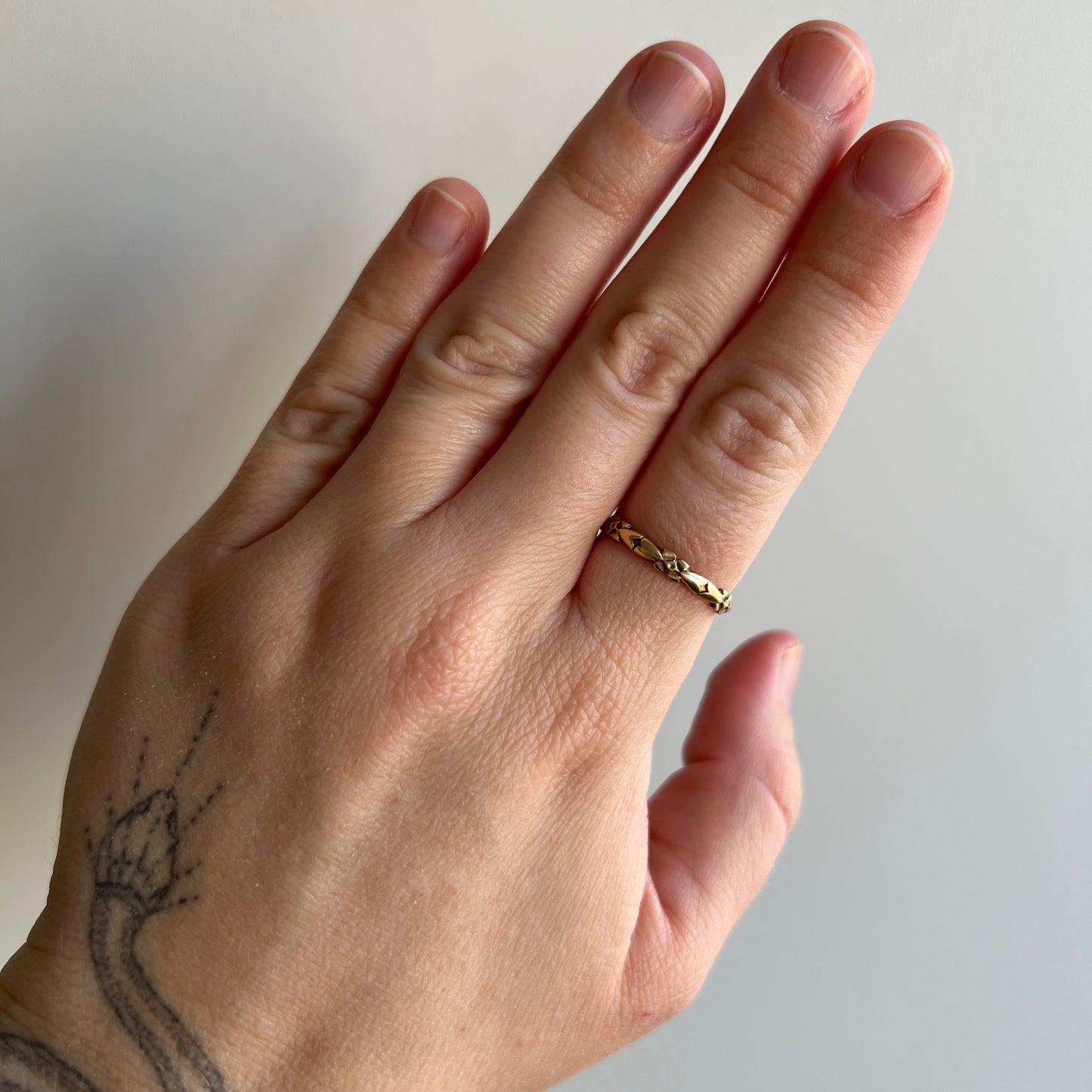 very very V I N T A G E // forget me not love / 14k yellow gold floral and heart eternity band / size 6.25