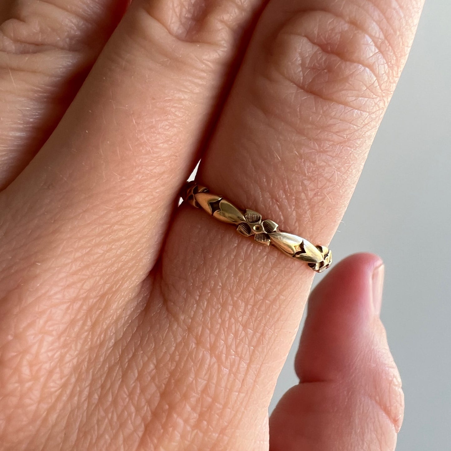 very very V I N T A G E // forget me not love / 14k yellow gold floral and heart eternity band / size 6.25