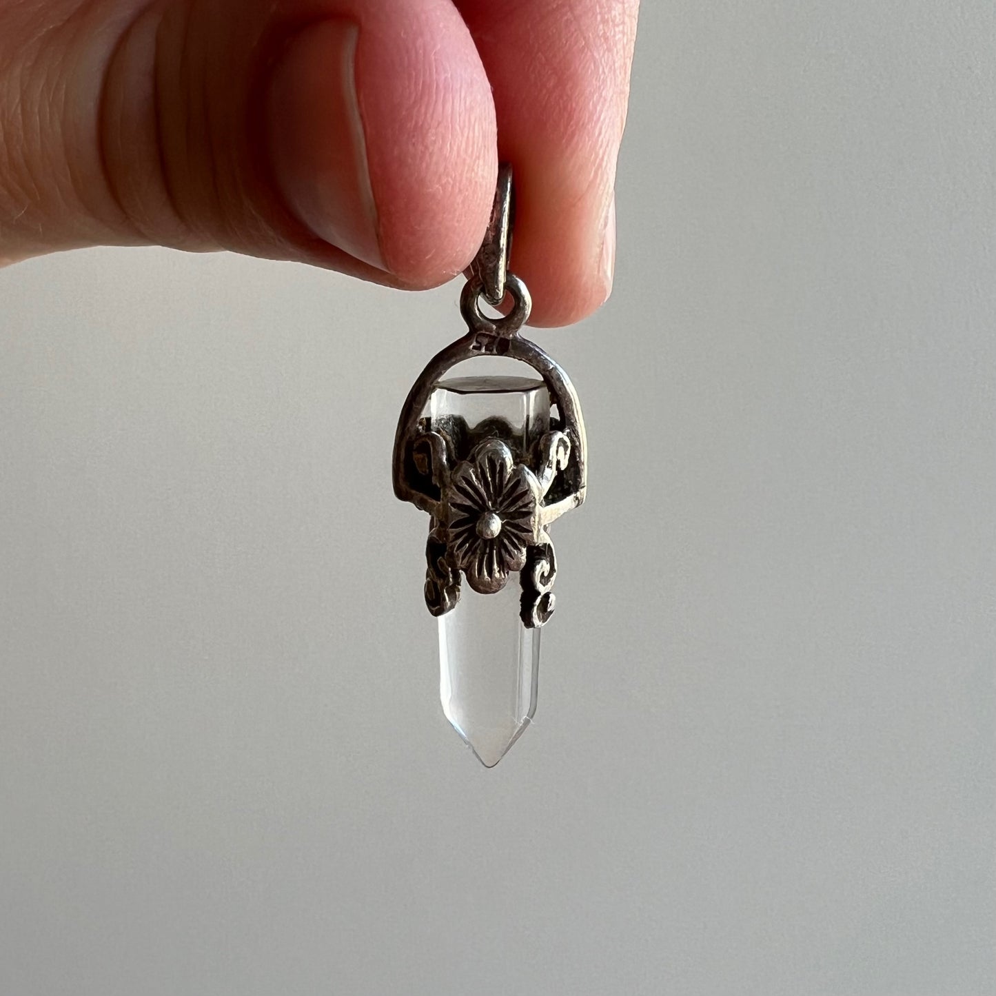 V I N T A G E // to the point / floral sterling silver motif quartz crystal point pendant