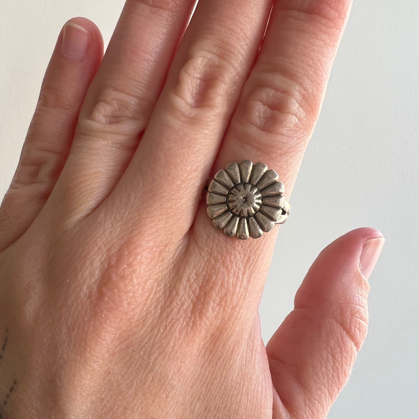 V I N T A G E // pinwheel daisy / southwestern sterling silver ring / size 7.25