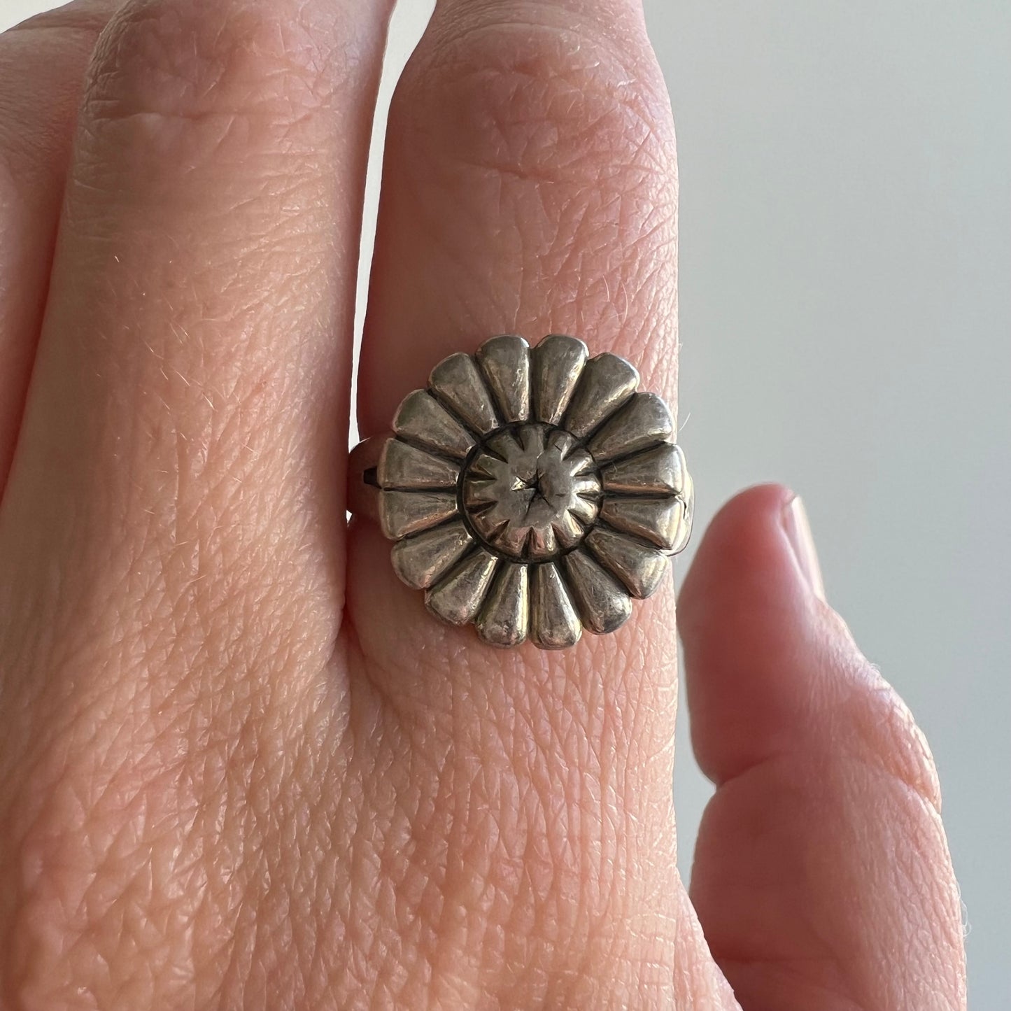 V I N T A G E // pinwheel daisy / southwestern sterling silver ring / size 7.25