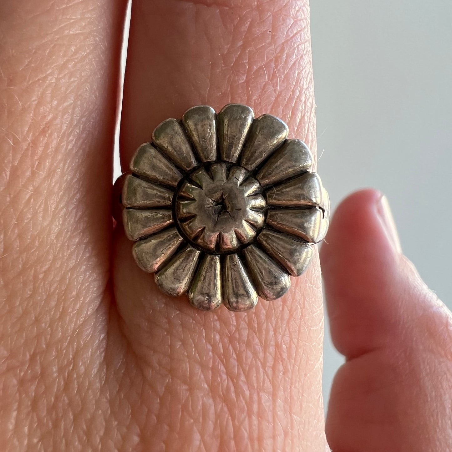 V I N T A G E // pinwheel daisy / southwestern sterling silver ring / size 7.25