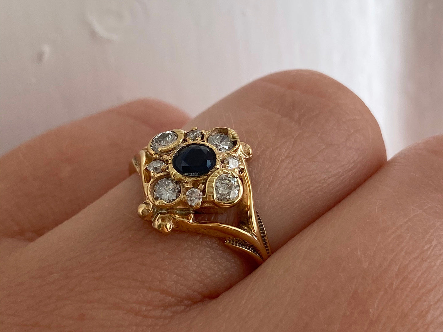 V I N T A G E // daisy dreams / 10k yellow gold cluster ring / midnight blue sapphire and brilliant white diamonds / size 5.5