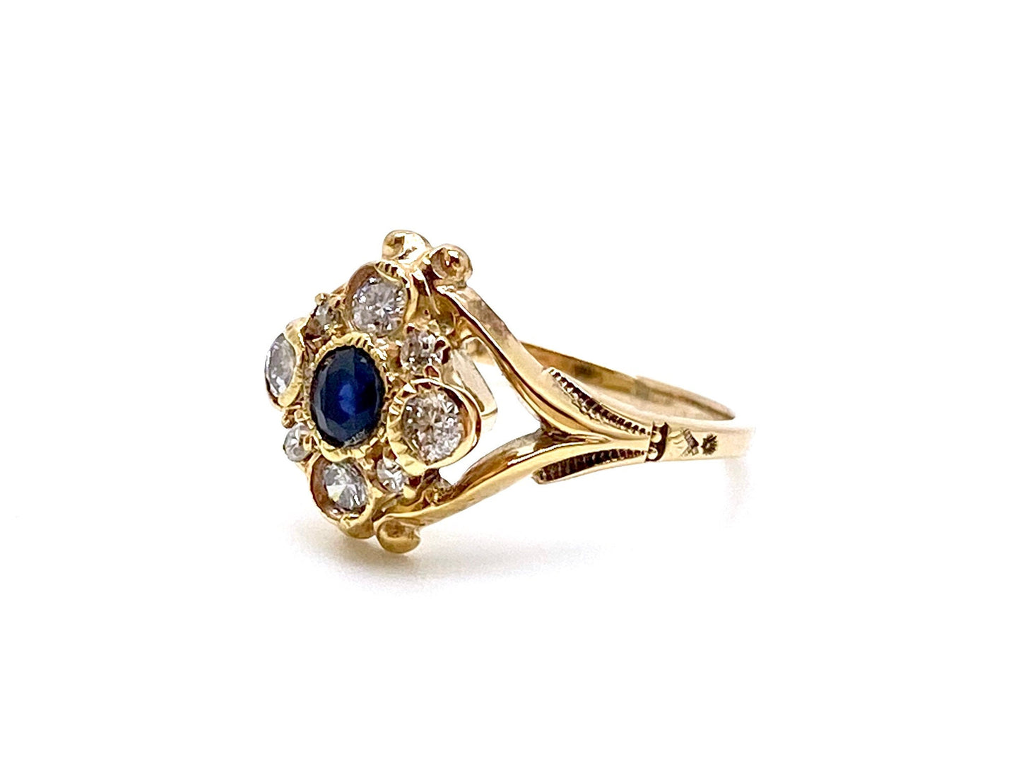 V I N T A G E // daisy dreams / 10k yellow gold cluster ring / midnight blue sapphire and brilliant white diamonds / size 5.5