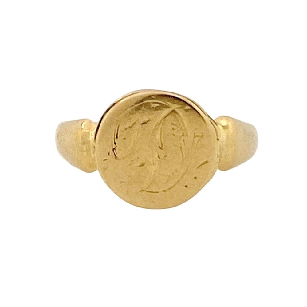 V I N T A G E / 1917 secrets / 18ct 18k yellow gold / locket poison letter D signet ring / size 6.25 to 6.5