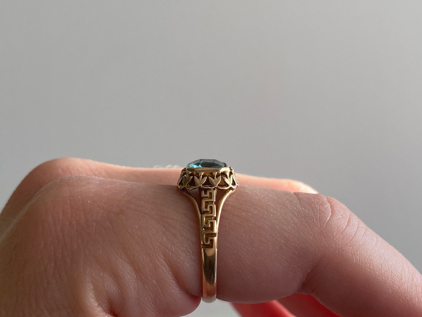 V I N T A G E // Greek Key tulips / 10k yellow floral filigree ring with emerald cut blue glass stone / art nouveau style / size 7.5