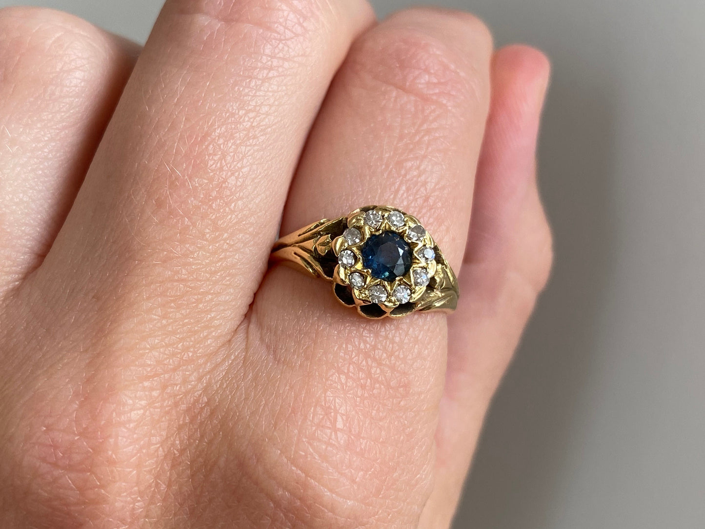 V I N T A G E // the bluest eye / 18k edwardian starburst floral cluster daisy ring with sapphire and diamonds / size 5.75