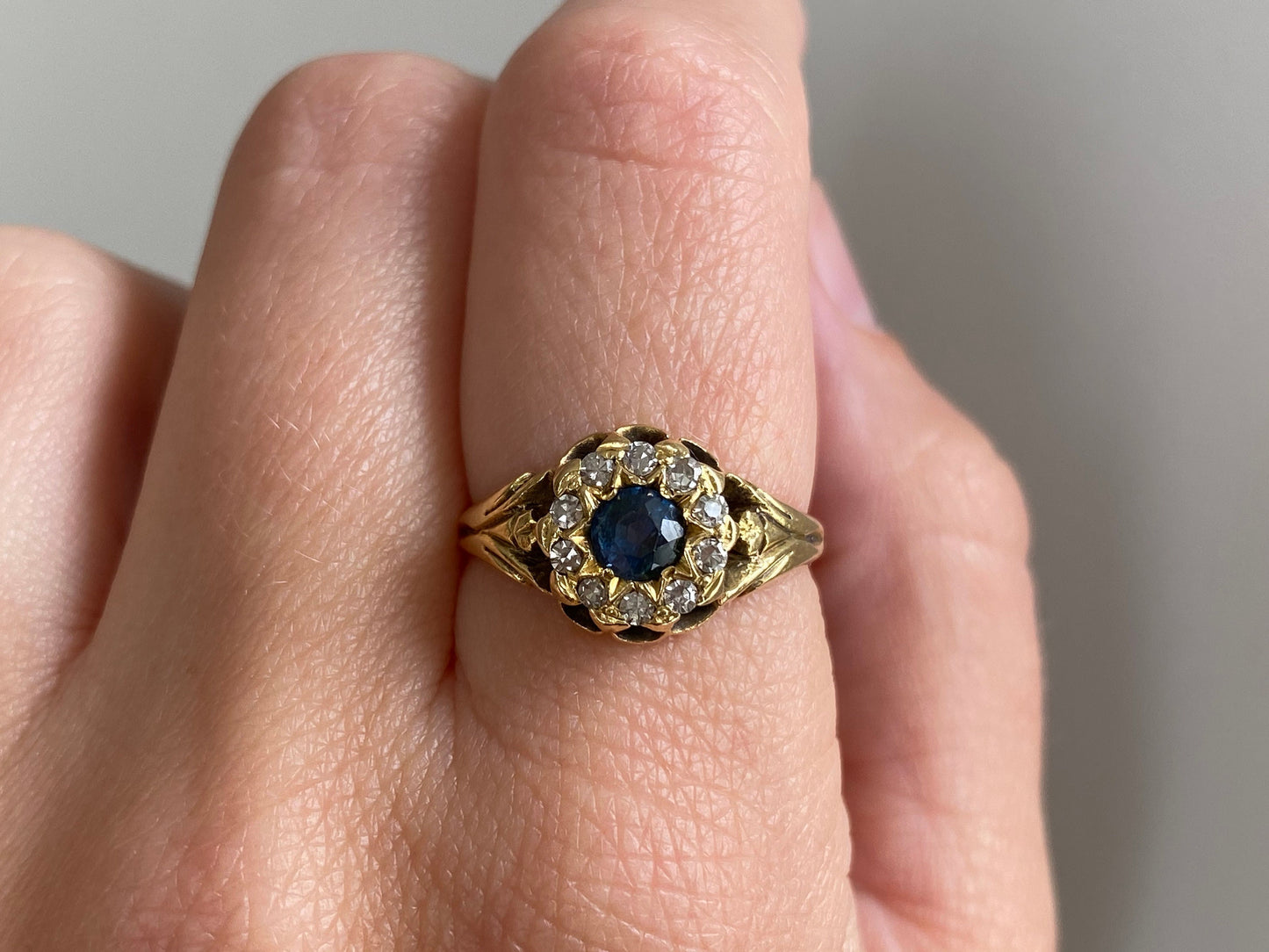 V I N T A G E // the bluest eye / 18k edwardian starburst floral cluster daisy ring with sapphire and diamonds / size 5.75