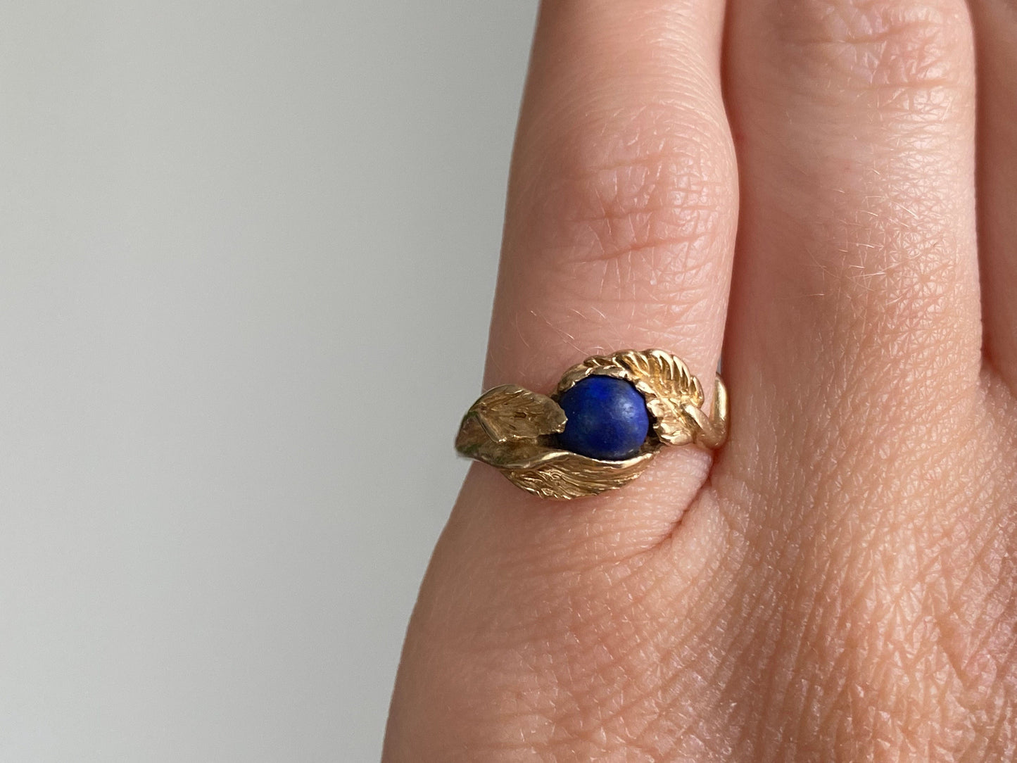 V I N T A G E // midnight bloom / 14k yellow gold leaf ring with round blue lapis / size almost 3.5