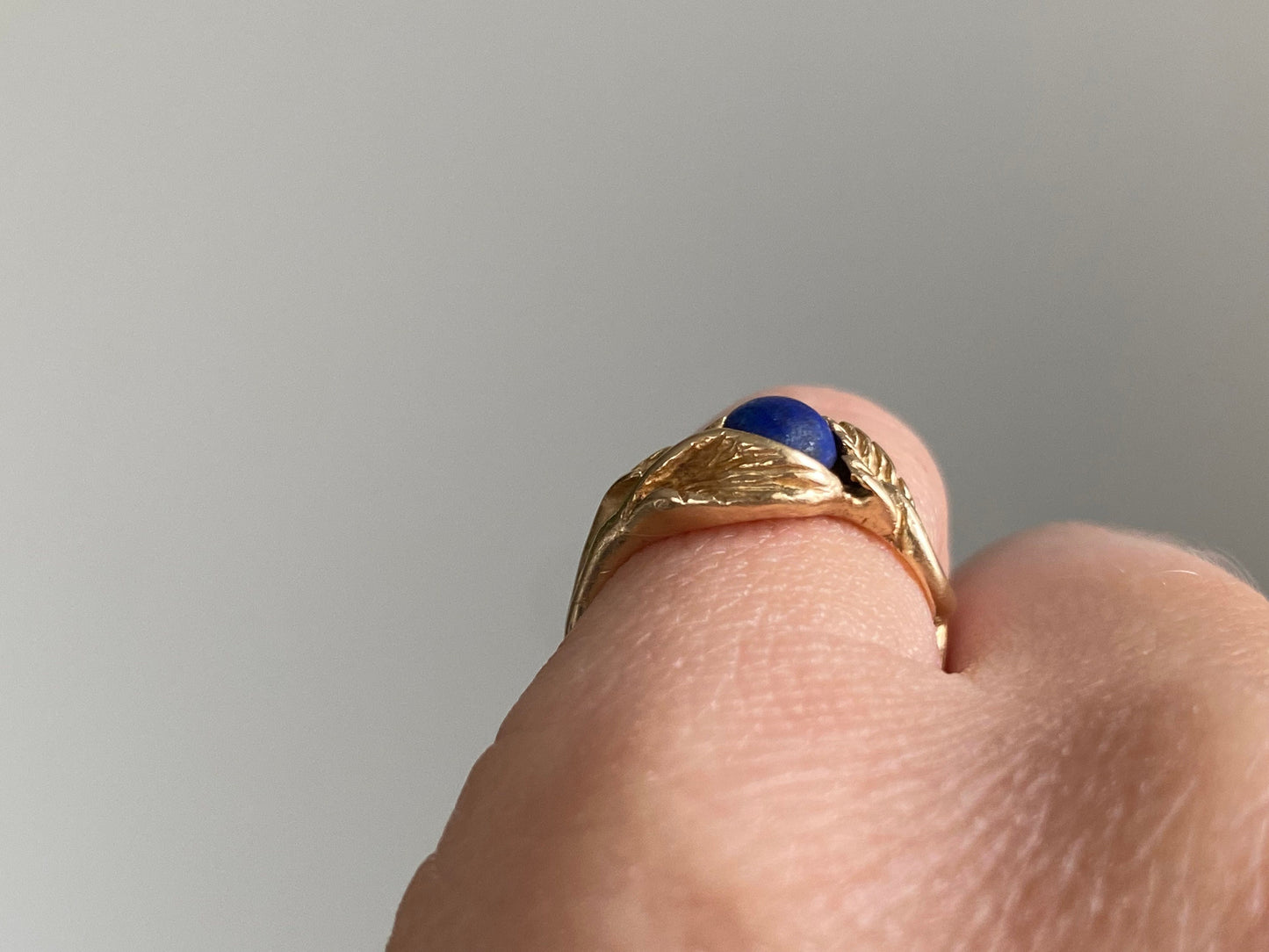 V I N T A G E // midnight bloom / 14k yellow gold leaf ring with round blue lapis / size almost 3.5